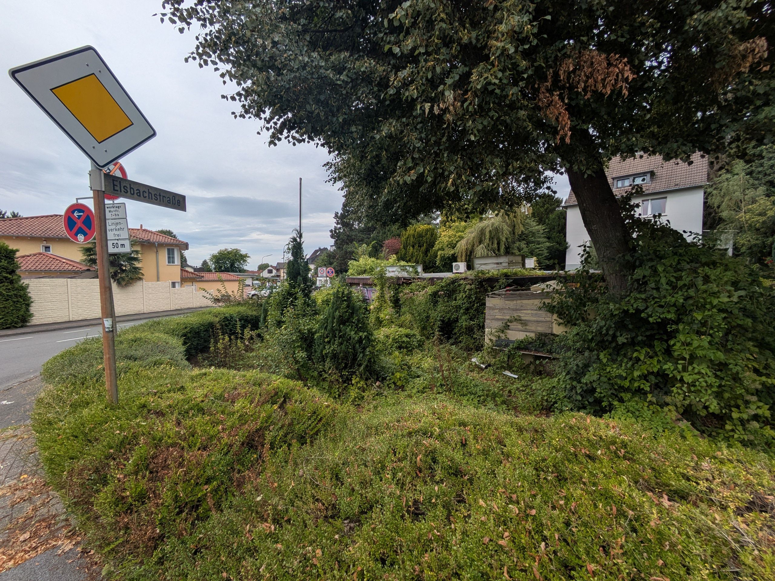 An der Einmündung der Elsbach- in die Rennbaumstraße steht seit Jahren ein verlassener Kiosk.
