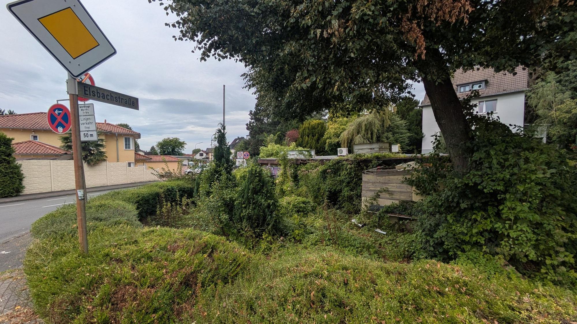 An der Einmündung der Elsbach- in die Rennbaumstraße steht seit Jahren ein verlassener Kiosk.
