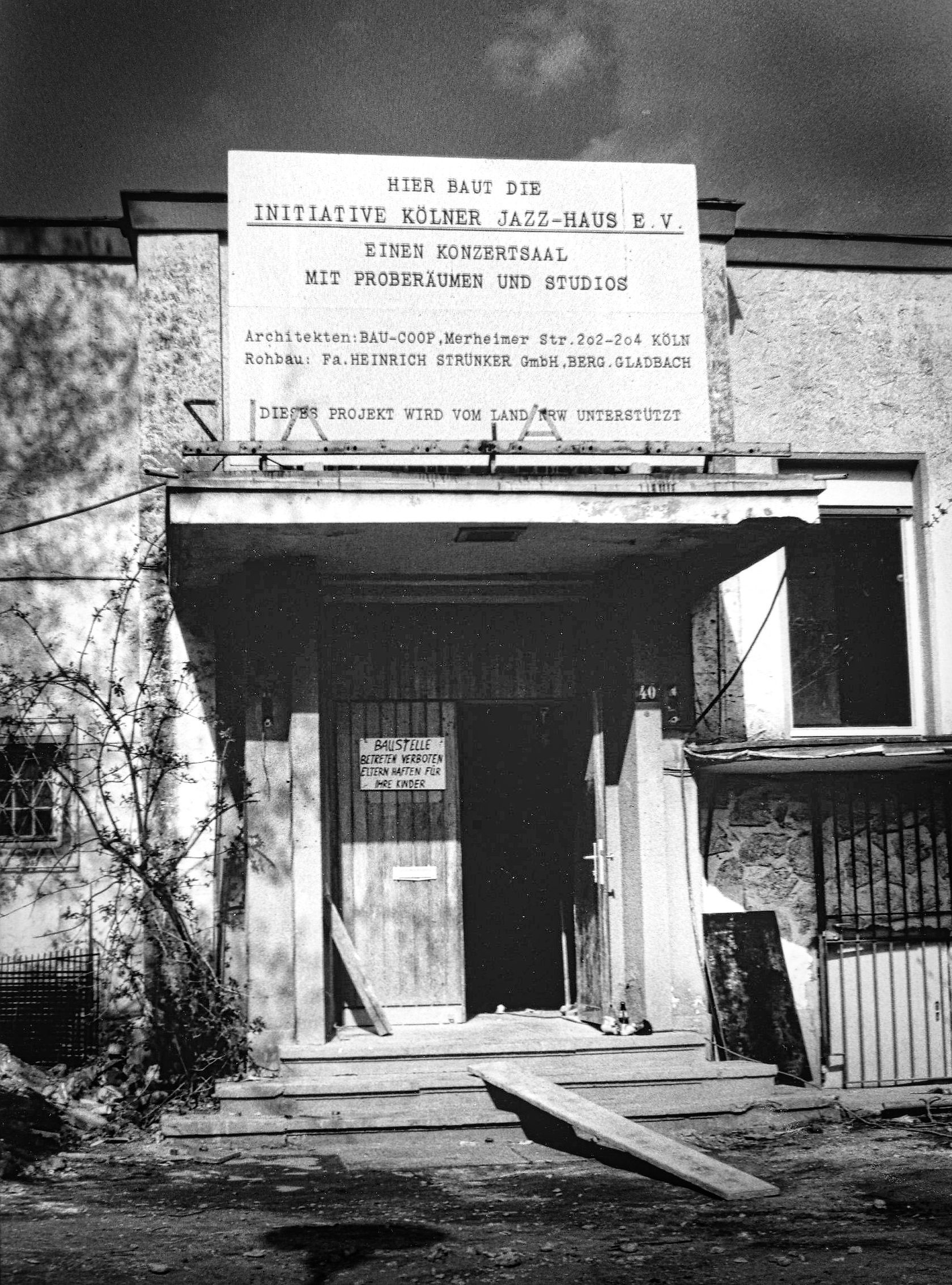 Ein Schild kündigt eine Baustelle an.