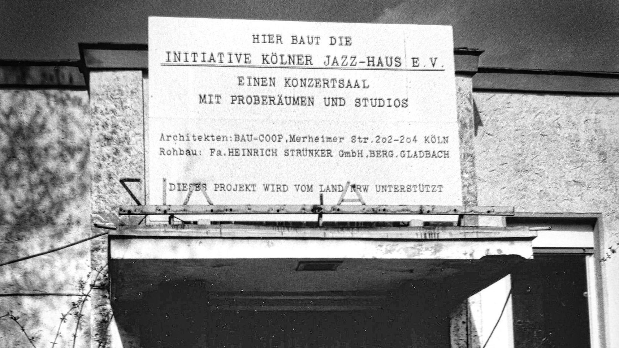 Ein Schild kündigt eine Baustelle an.