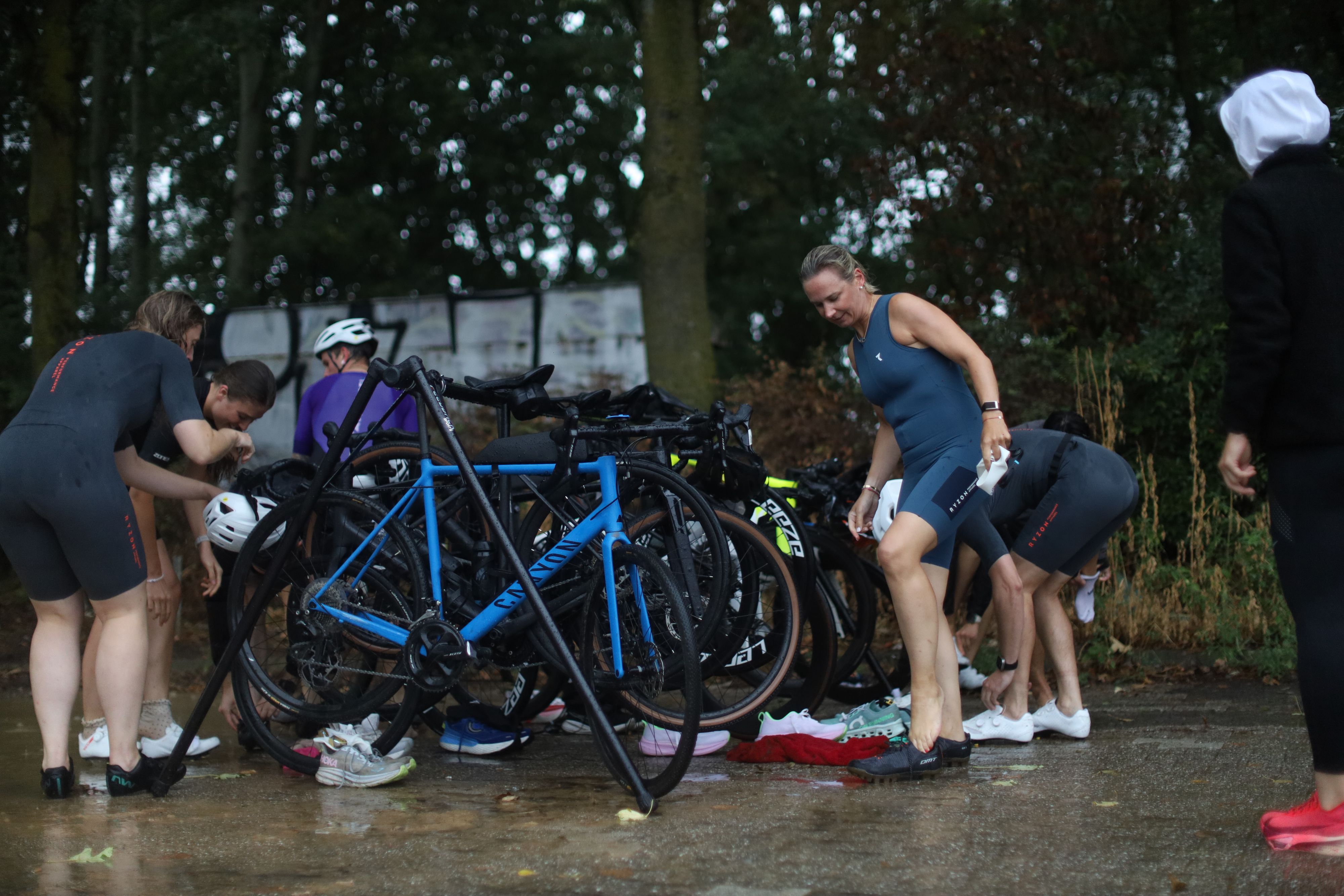 Barfuß geht es für die meisten nach dem Schwimmen in die Radschuhe.