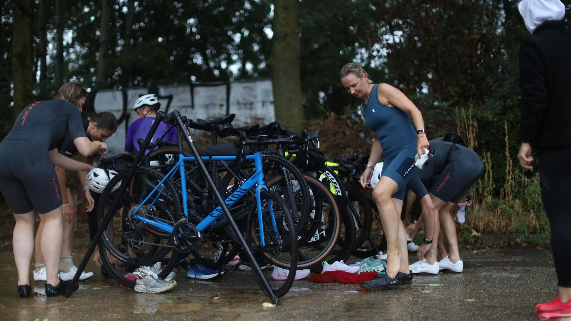 Barfuß geht es für die meisten nach dem Schwimmen in die Radschuhe.