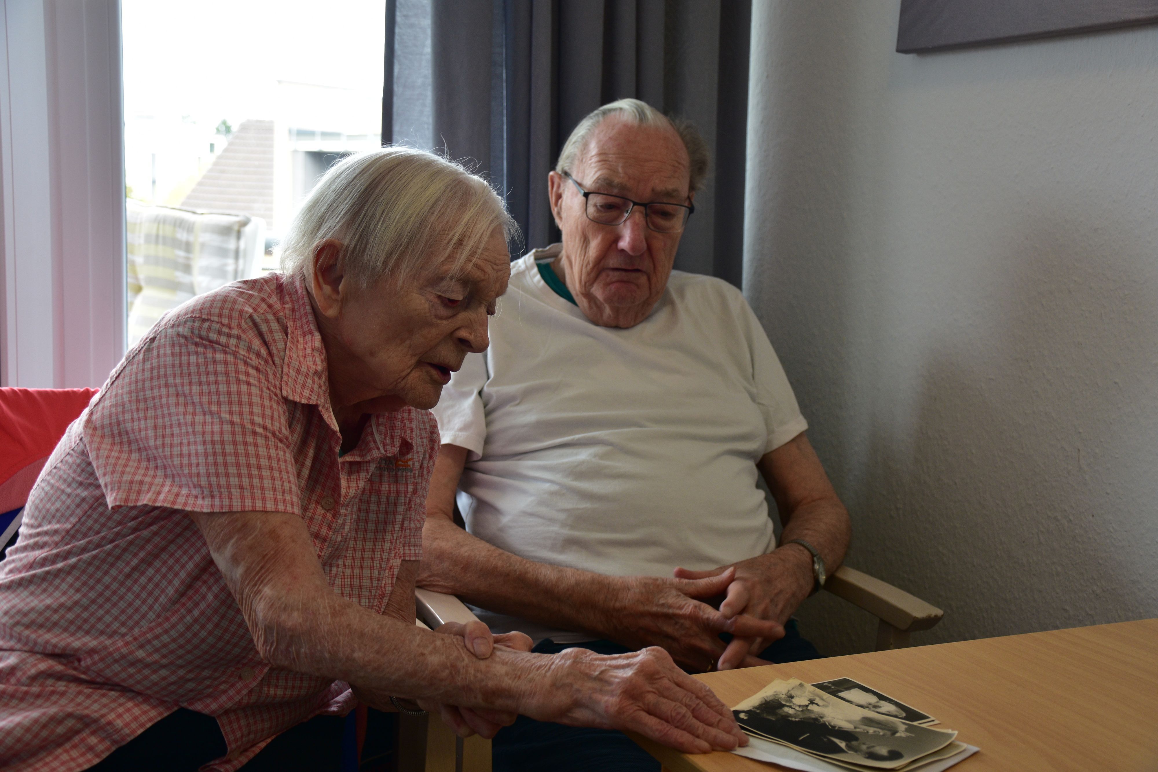 Das Paar Marianne und Rolf Krutwig feiert 65 Jahre Ehe und schaut sich seine Hochzeitsfotos von damals an.