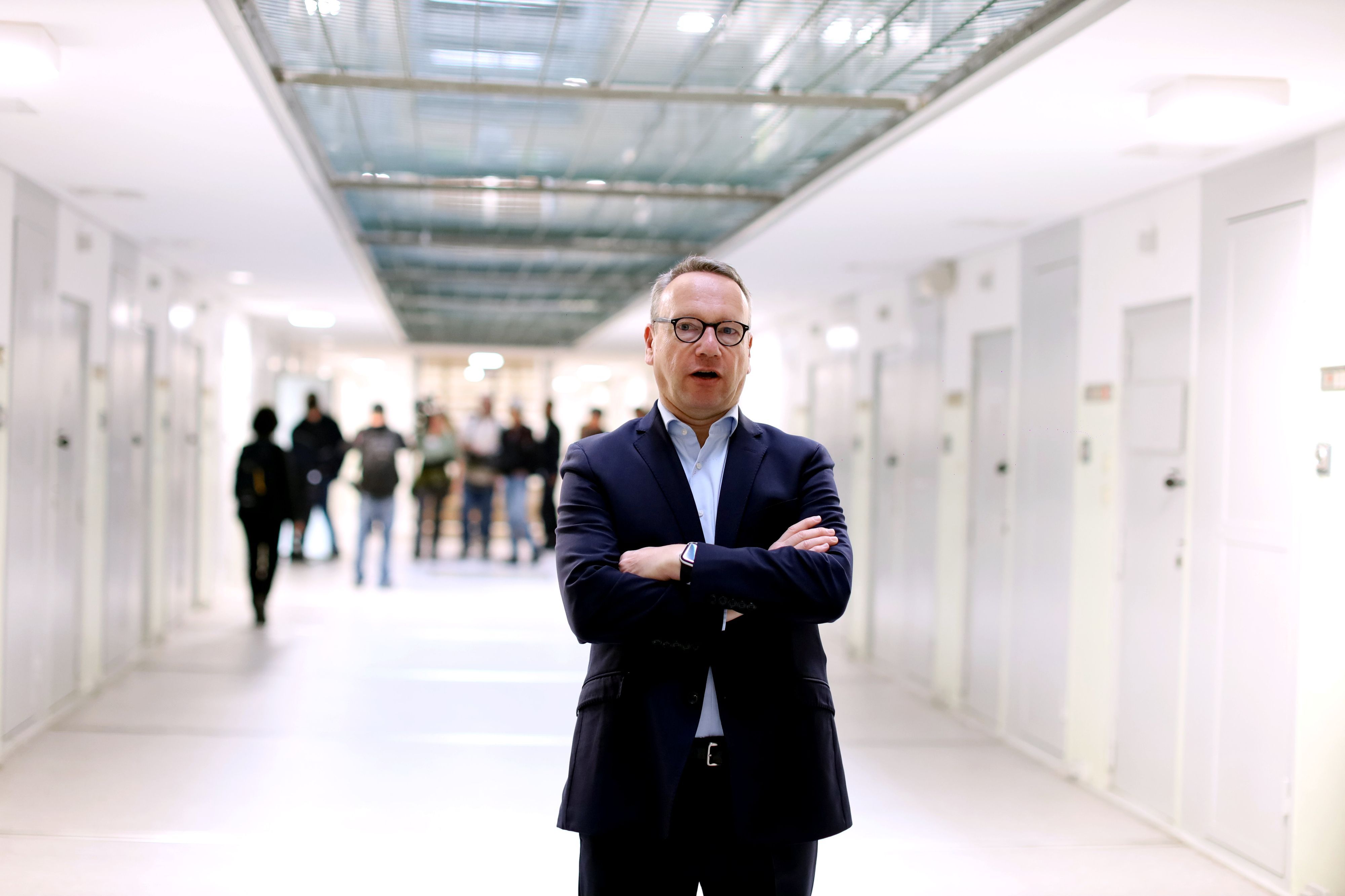 Der Minister der Justiz, Benjamin Limbach (Grüne), im Haus 11 in der Justizvollzugsanstalt Köln.