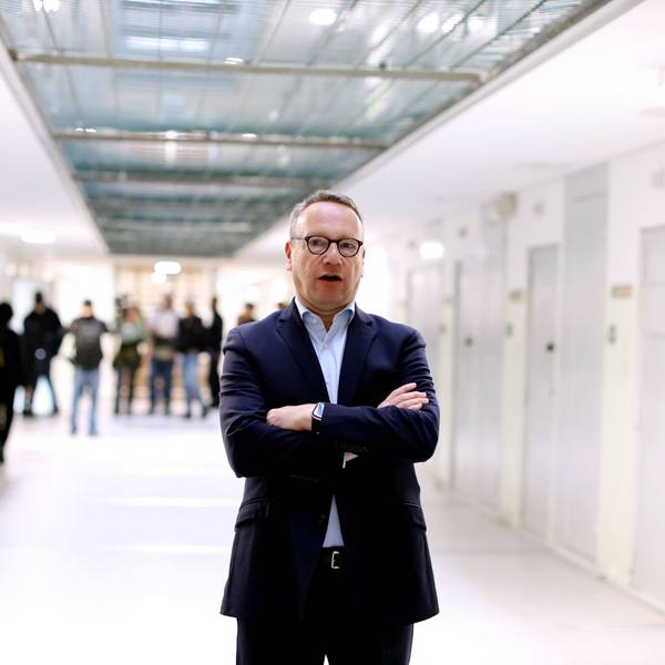 Der Minister der Justiz, Benjamin Limbach (Grüne), im Haus 11 in der Justizvollzugsanstalt Köln.