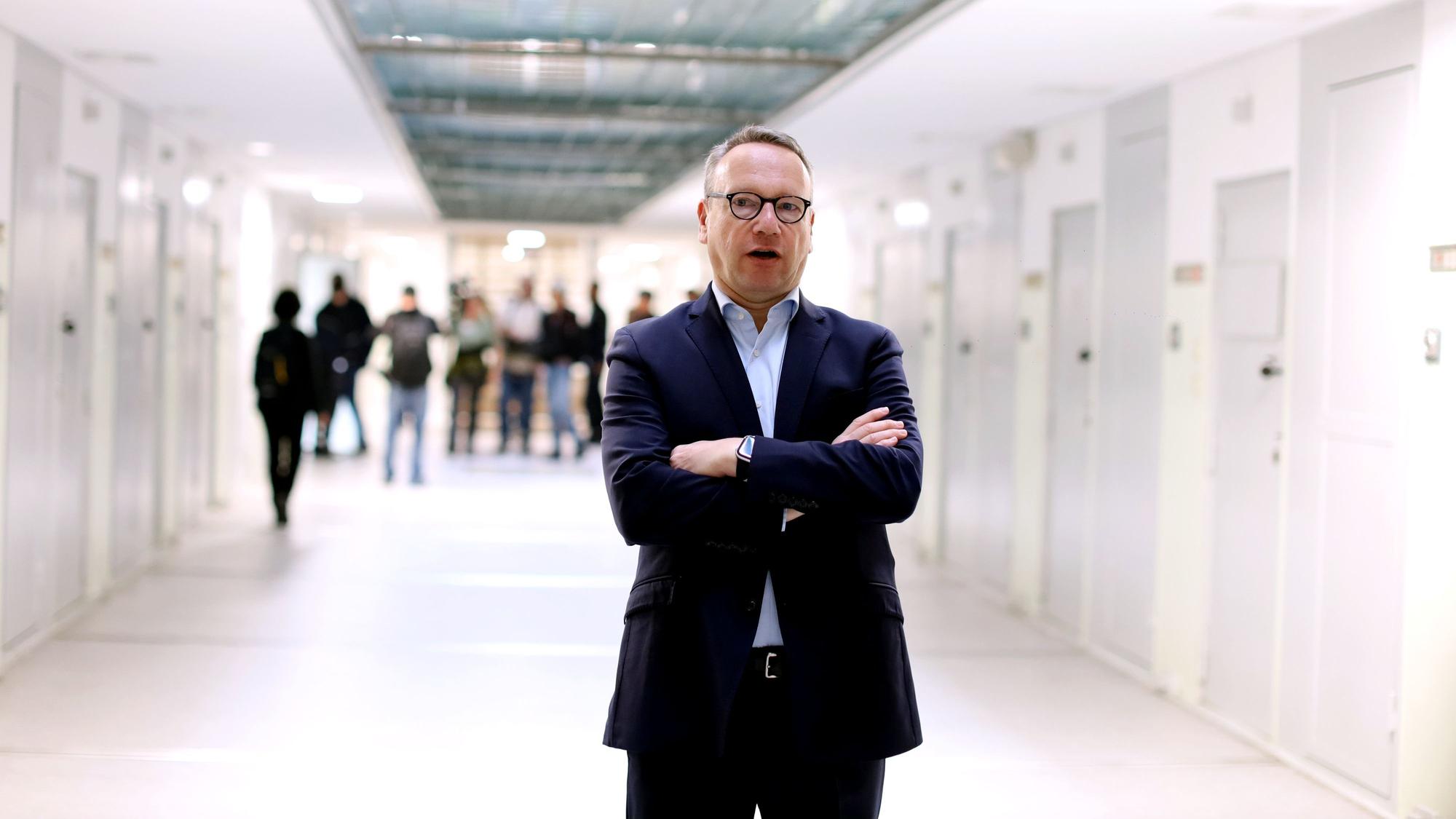 NRW-Justizminister Benjamin Limbach, hier bei einem Besuch in der Kölner Haftanstalt, ist unter Druck.