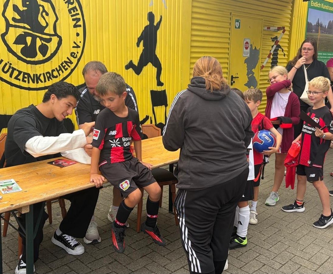 Die Kinder freuen sich über Autogramme und Fotos mit den Fußballprofi Ibo Maza.