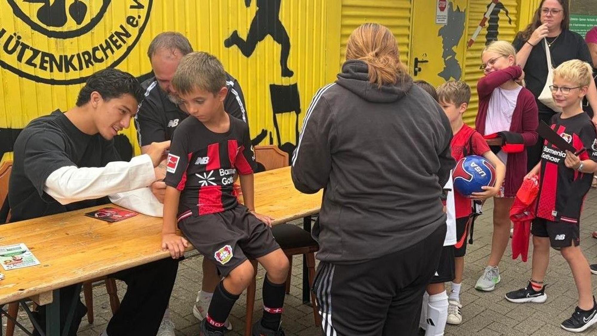 Die Kinder freuen sich über Autogramme und Fotos mit den Fußballprofi Ibo Maza.