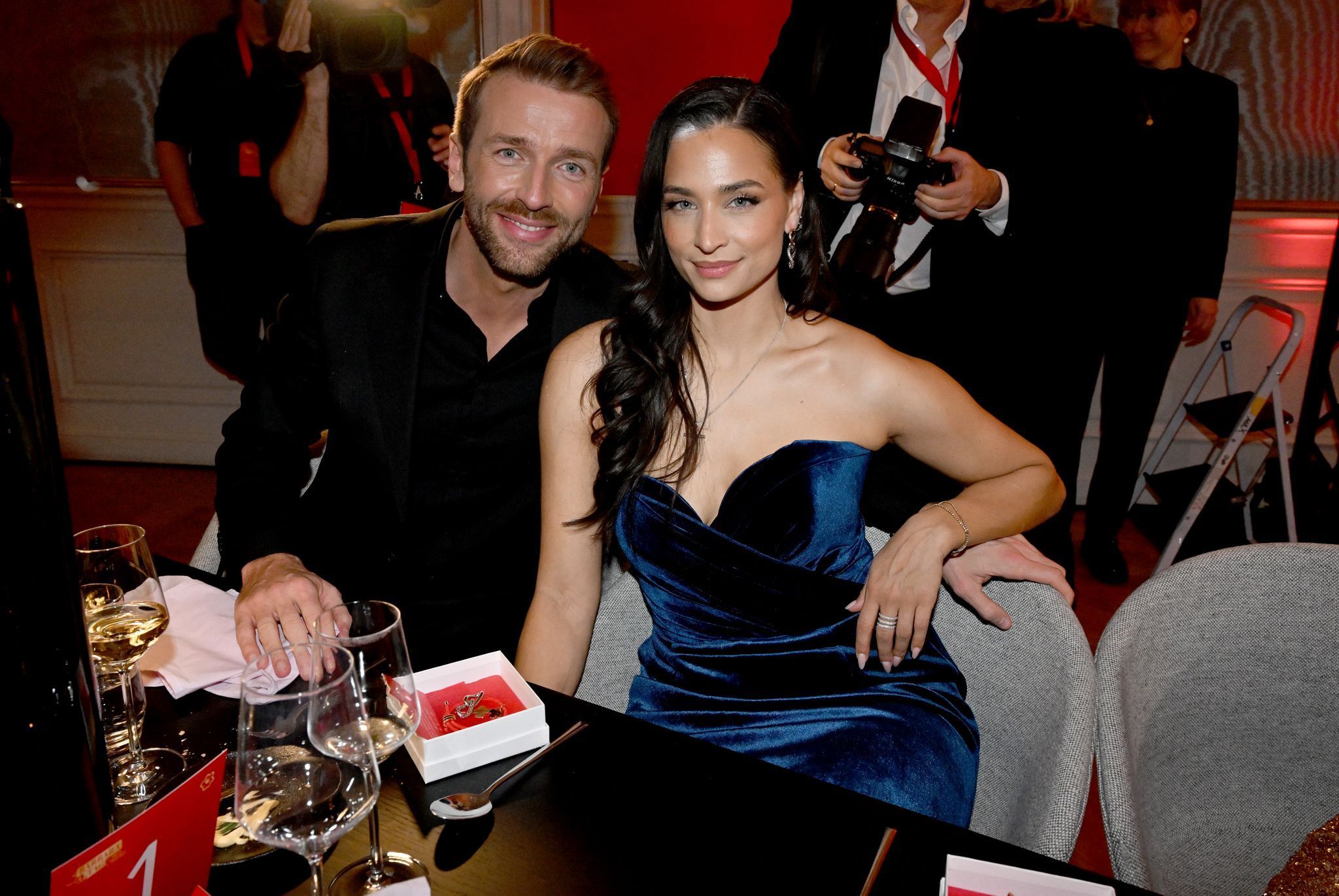 Christian Düren und Amira Aly sitzen an einem Tisch.