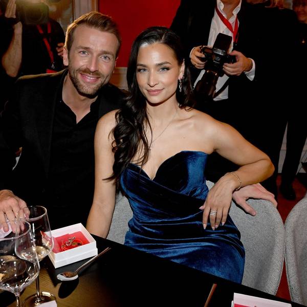 Christian Düren und Amira Aly sitzen an einem Tisch.
