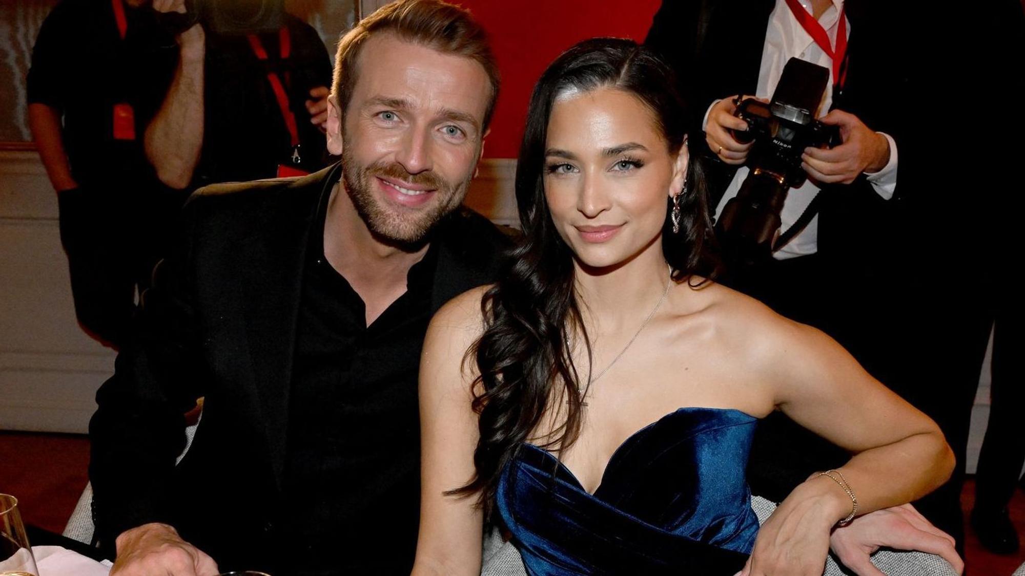 Christian Düren und Amira Aly sitzen an einem Tisch.