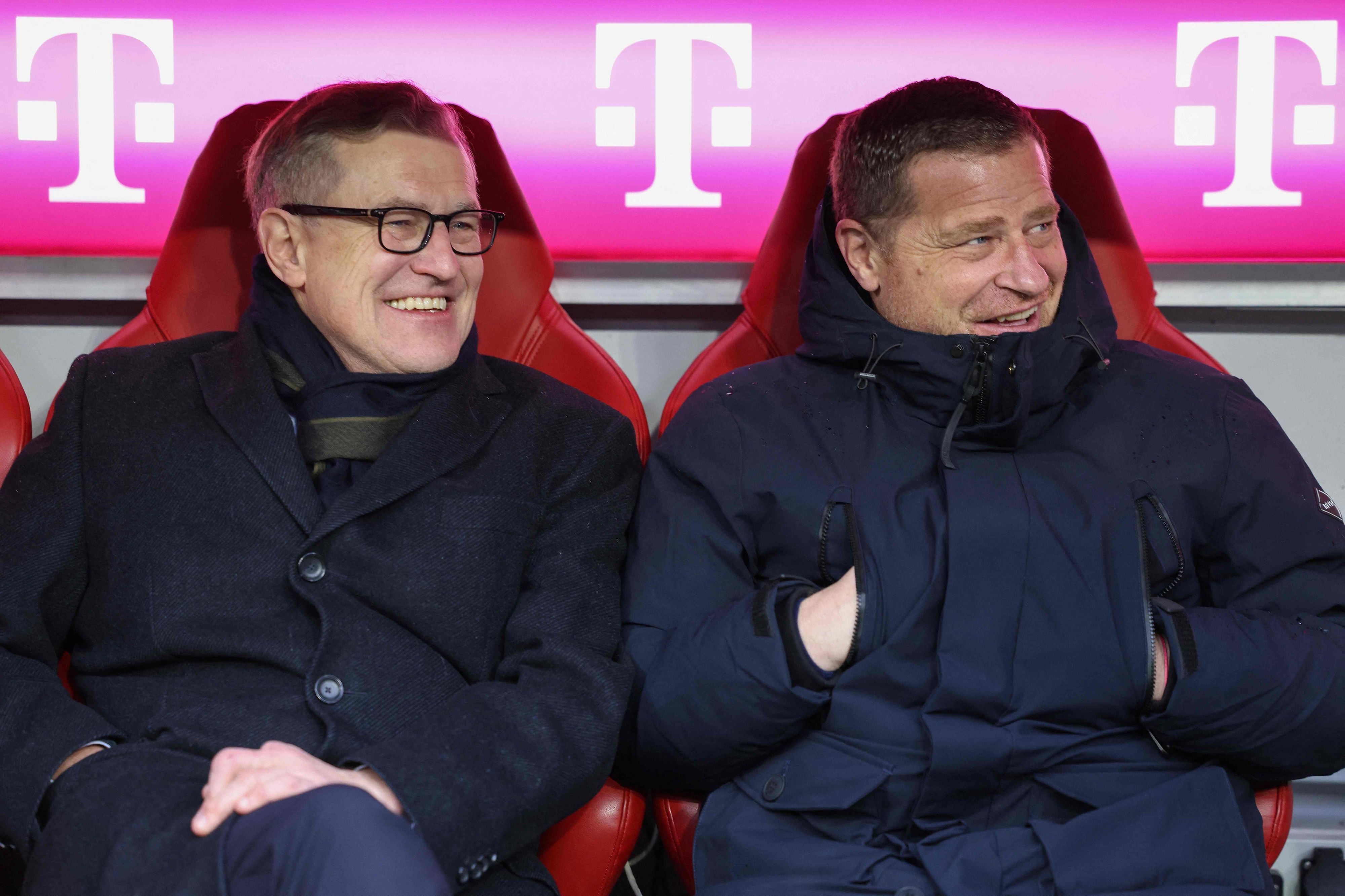 Max Eberl und Jan-Christian Dreesen sitzen auf der Bayern-Bank