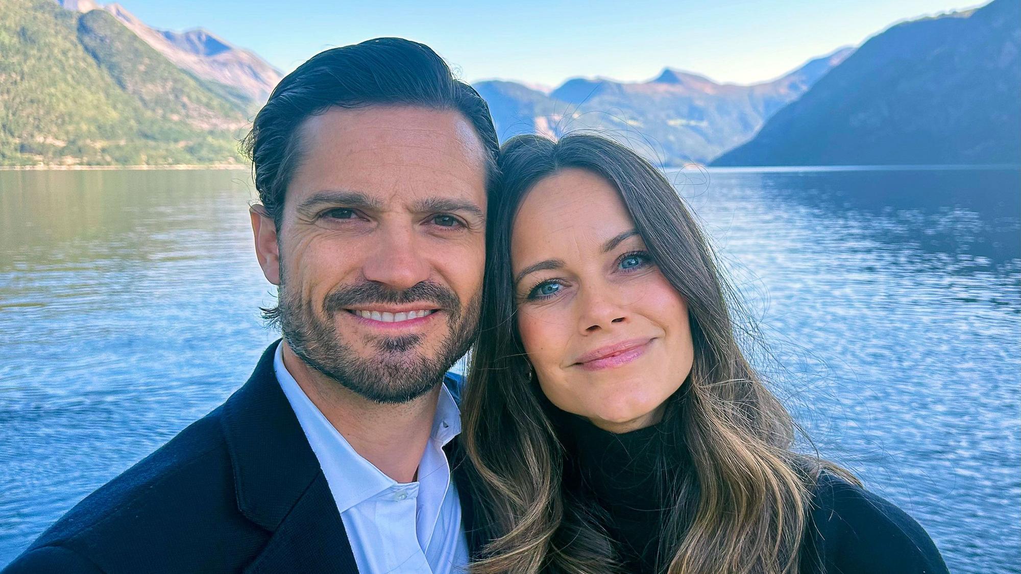 Prinz Carl Philip (l) und Prinzessin Sofia posieren vor Bergpanorama.