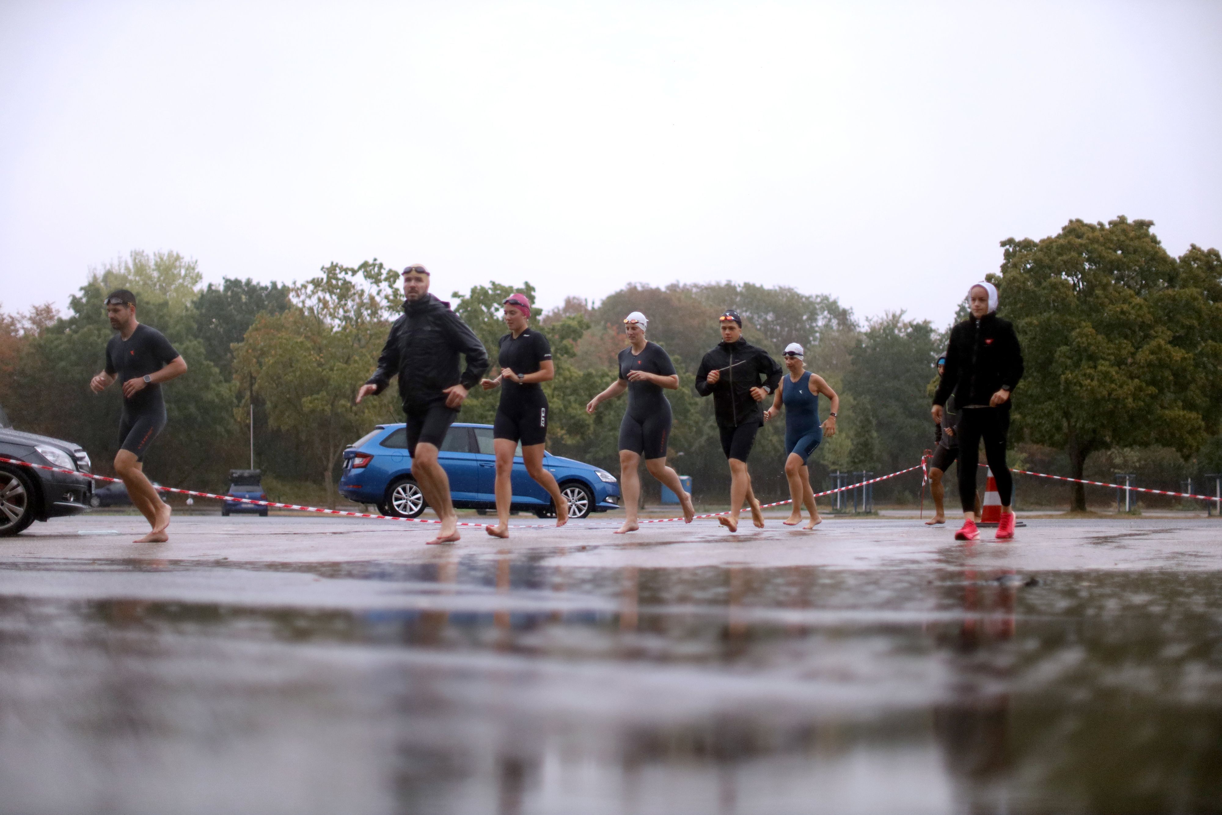 Beim Wechseltraining auf dem Parkplatz am Fühlinger See proben die Teilnehmer die Abläufe unter Extrembedingungen – bei strömendem Regen.