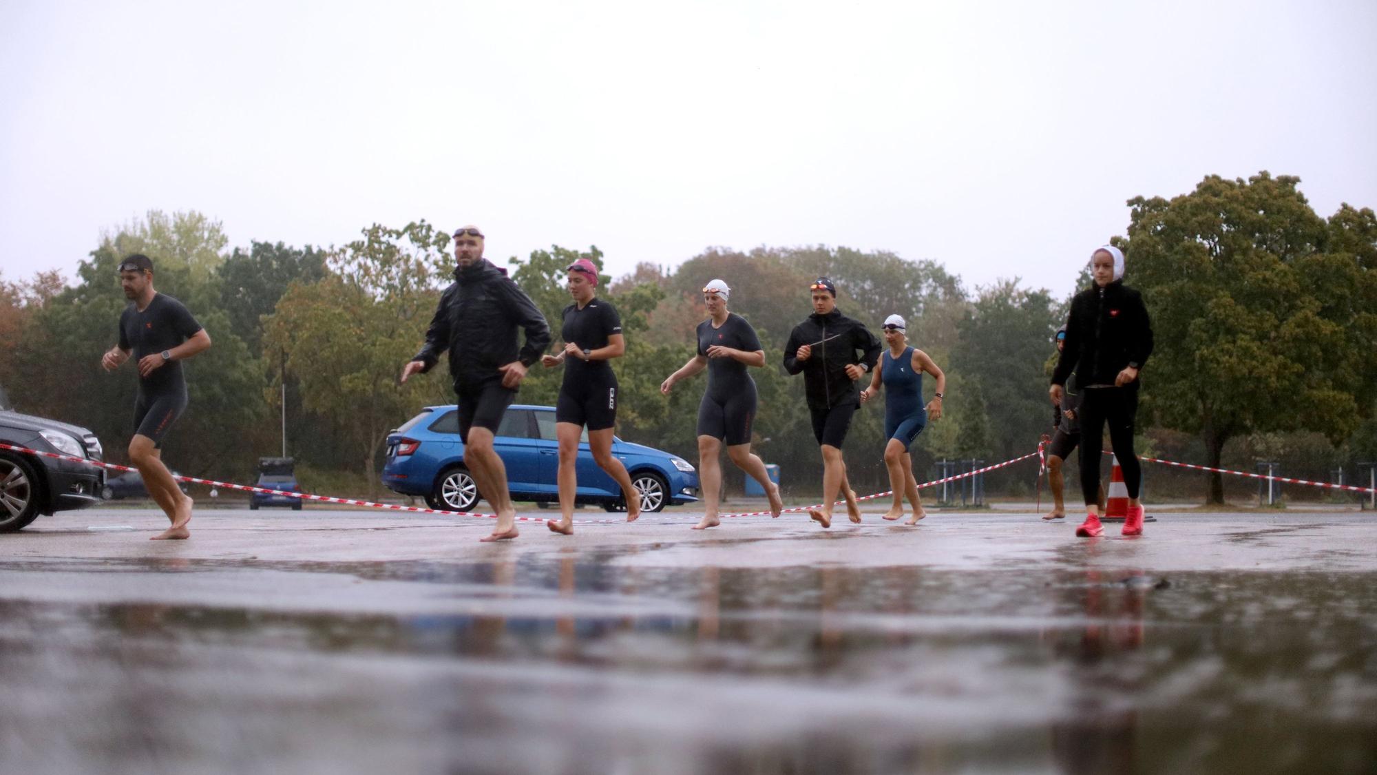 Beim Wechseltraining auf dem Parkplatz am Fühlinger See proben die Teilnehmer die Abläufe unter Extrembedingungen – bei strömendem Regen.