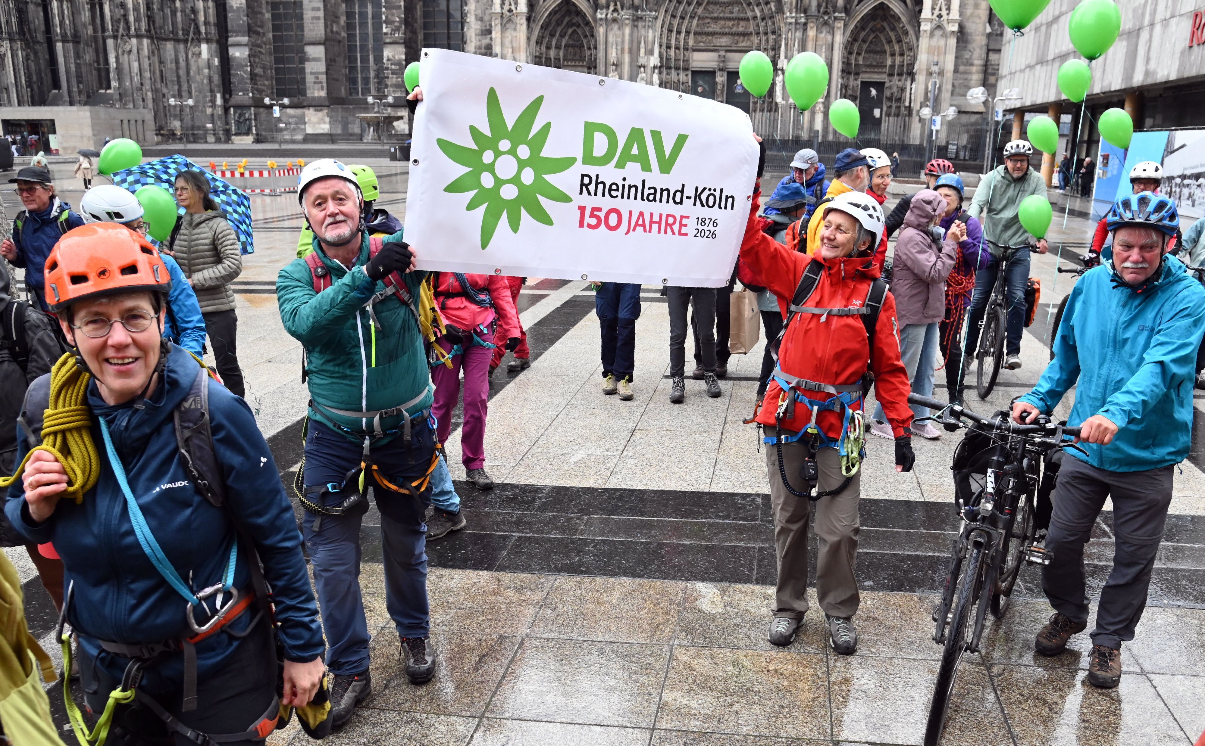 Mitglieder des Kölner Alpenvereins im Mai am Kölner Dom. Von hier startete eine Staffelwanderung zur Jubiläumsfeier am Sonntag im „Kölner Haus“ in Tirol.