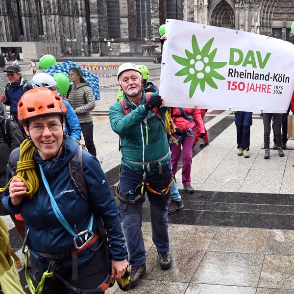 Mitglieder des Kölner Alpenvereins im Mai am Kölner Dom. Von hier startete eine Staffelwanderung zur Jubiläumsfeier am Sonntag im „Kölner Haus“ in Tirol.