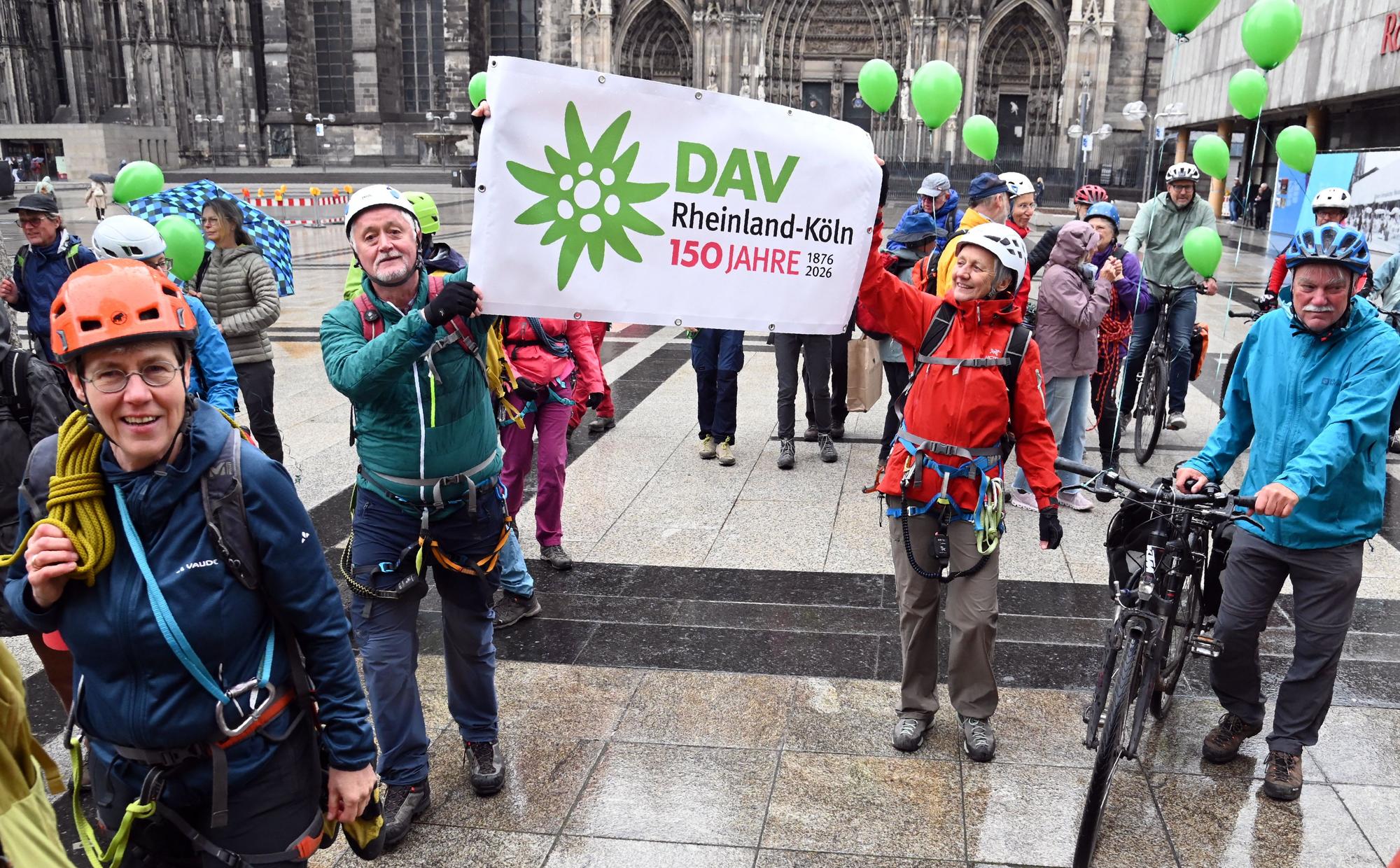 Mitglieder des Kölner Alpenvereins im Mai am Kölner Dom. Von hier startete eine Staffelwanderung zur Jubiläumsfeier am Sonntag im „Kölner Haus“ in Tirol.