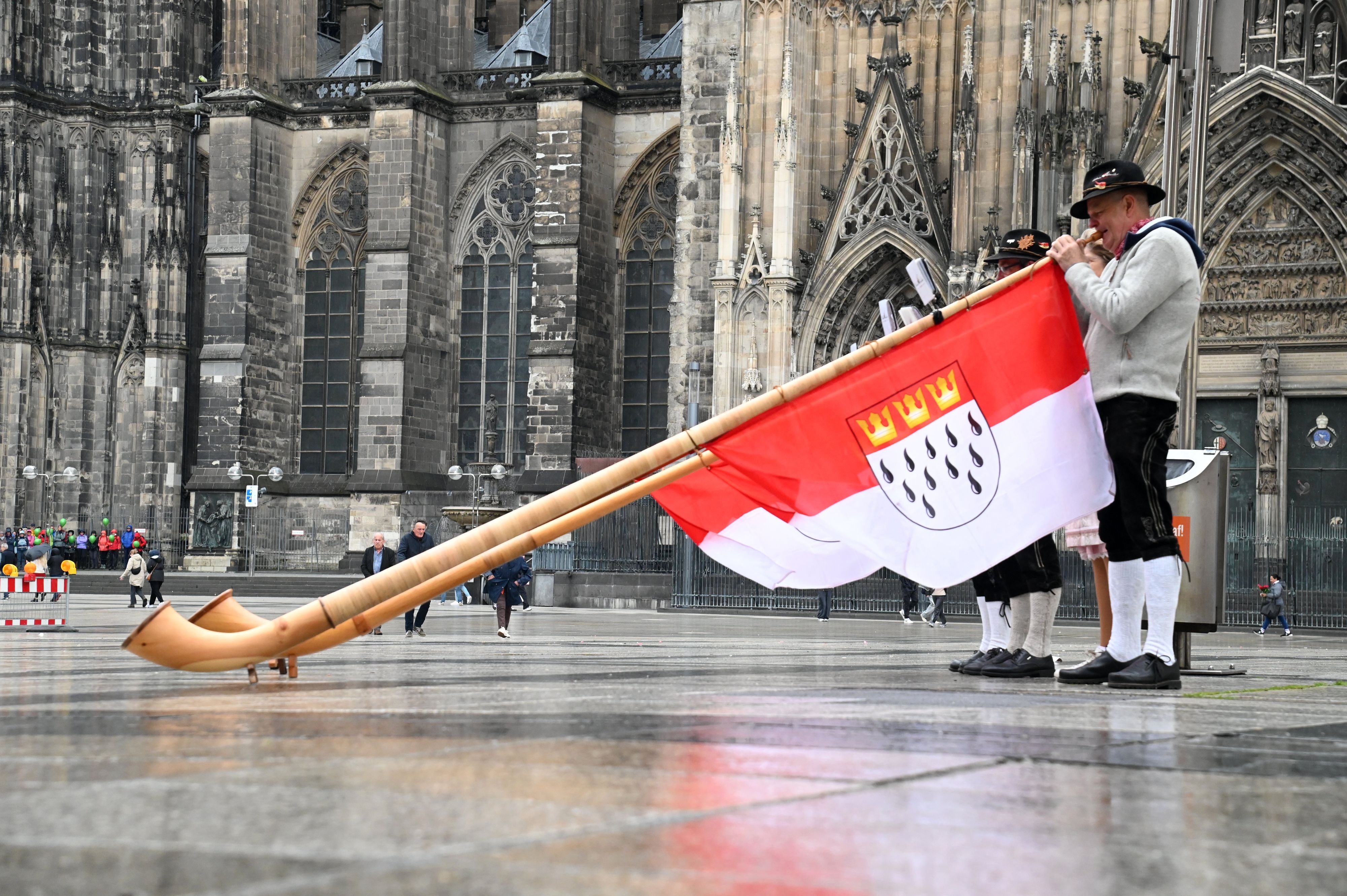 Alphornbläser des Kölner Alpenvereins vor dem Dom.