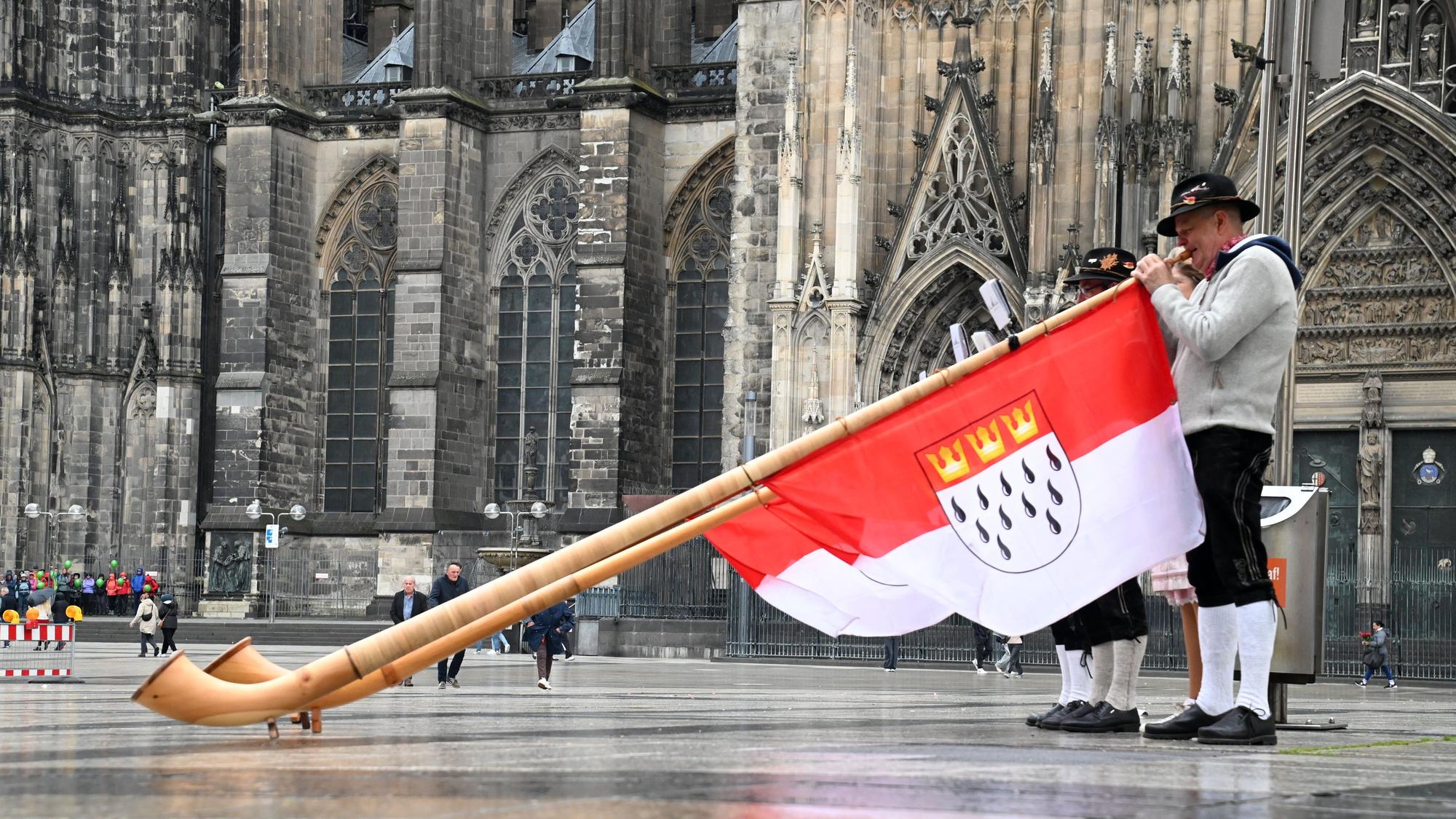 Alphornbläser des Kölner Alpenvereins vor dem Dom.