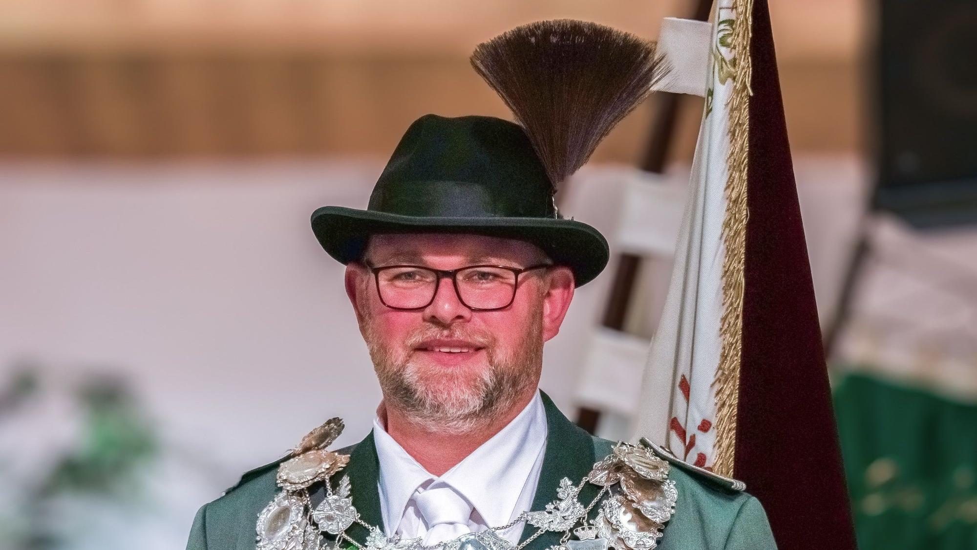 Das Foto zeigt den neuen Schützenkönig in Uniform und mit Königskette.