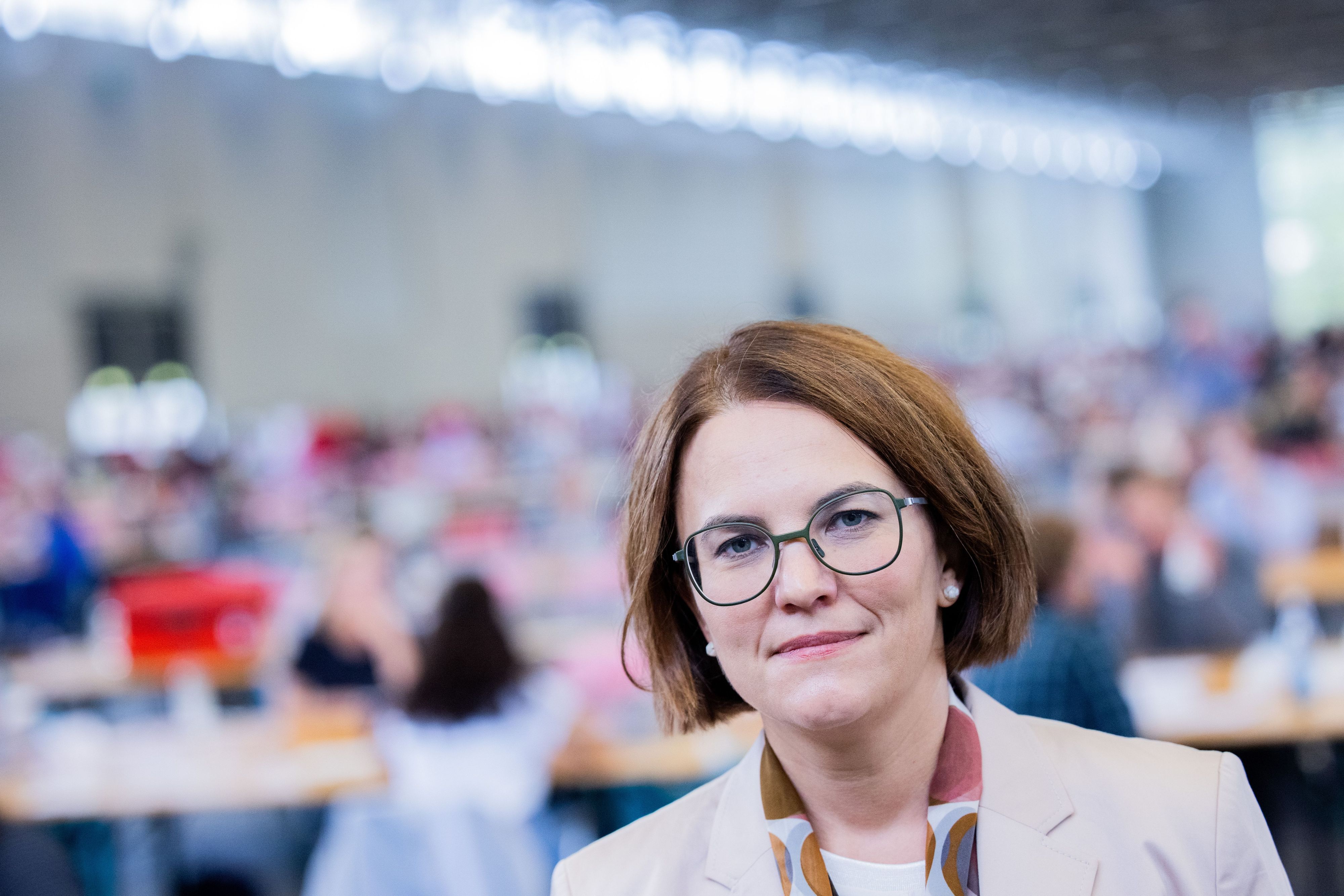 ARCHIV - 26.09.2021, Nordrhein-Westfalen, Köln: Wahlleiterin Dörte Diemert steht bei der Auszählung der Briefwahl zur Bundestagswahl in der Messehalle 6. (zu dpa: «Nein zu Abschiebehilfe? Köln sieht Kommunikationsproblem») Foto: Rolf Vennenbernd/dpa +++ dpa-Bildfunk +++