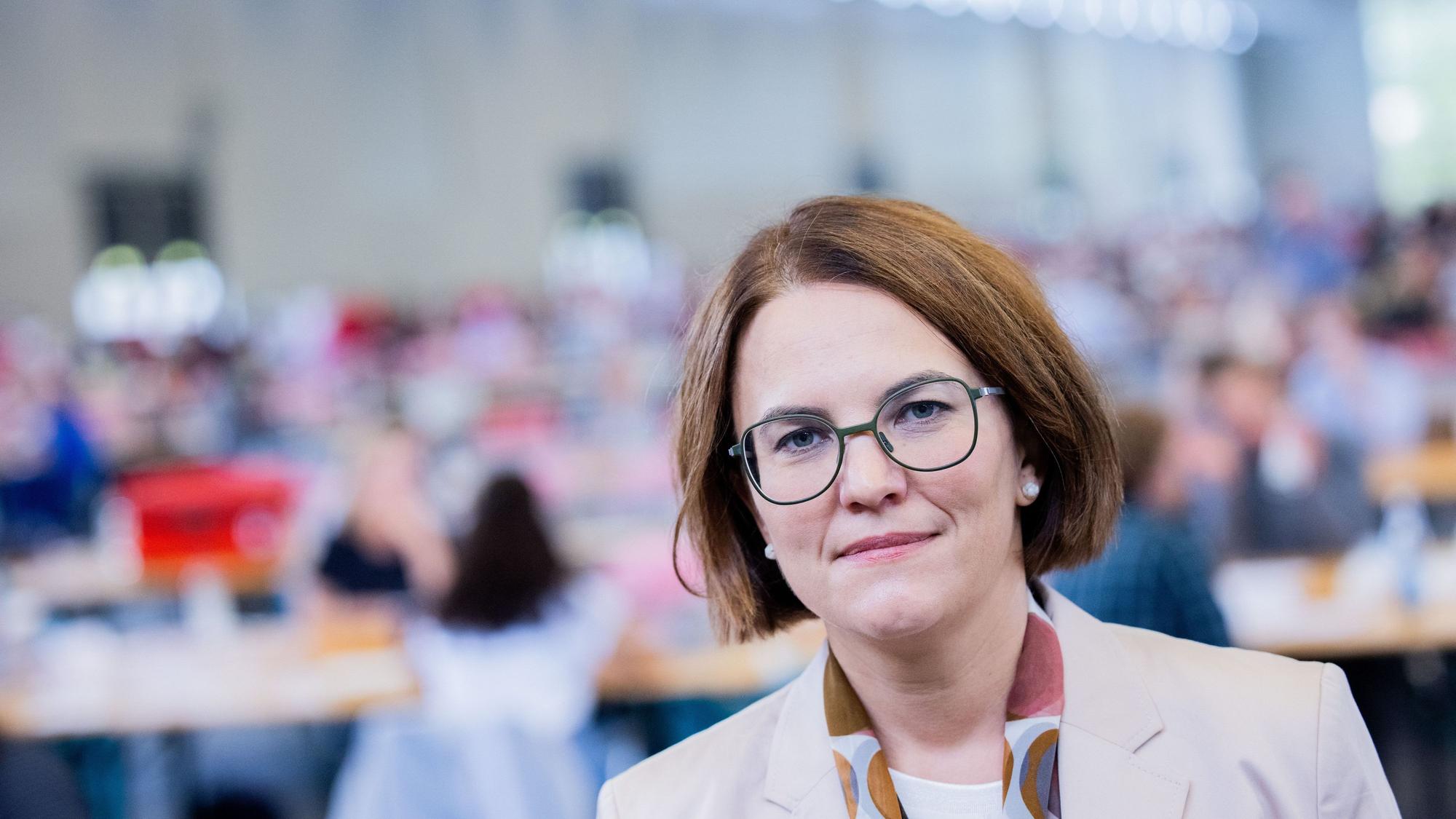 ARCHIV - 26.09.2021, Nordrhein-Westfalen, Köln: Wahlleiterin Dörte Diemert steht bei der Auszählung der Briefwahl zur Bundestagswahl in der Messehalle 6. (zu dpa: «Nein zu Abschiebehilfe? Köln sieht Kommunikationsproblem») Foto: Rolf Vennenbernd/dpa +++ dpa-Bildfunk +++