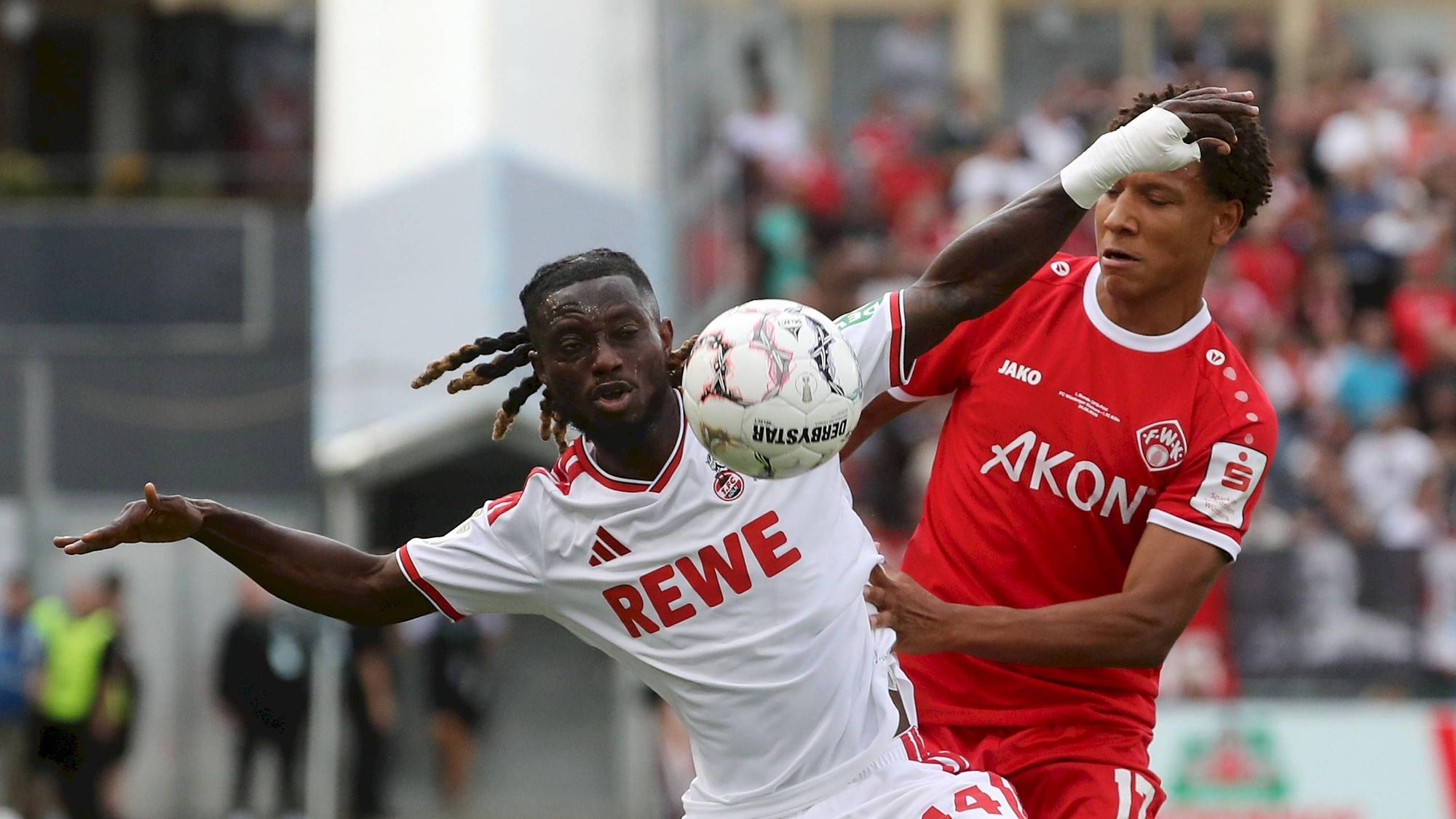 Gideon Mensah im Zweikampf mit Würzburgs Liam Omore