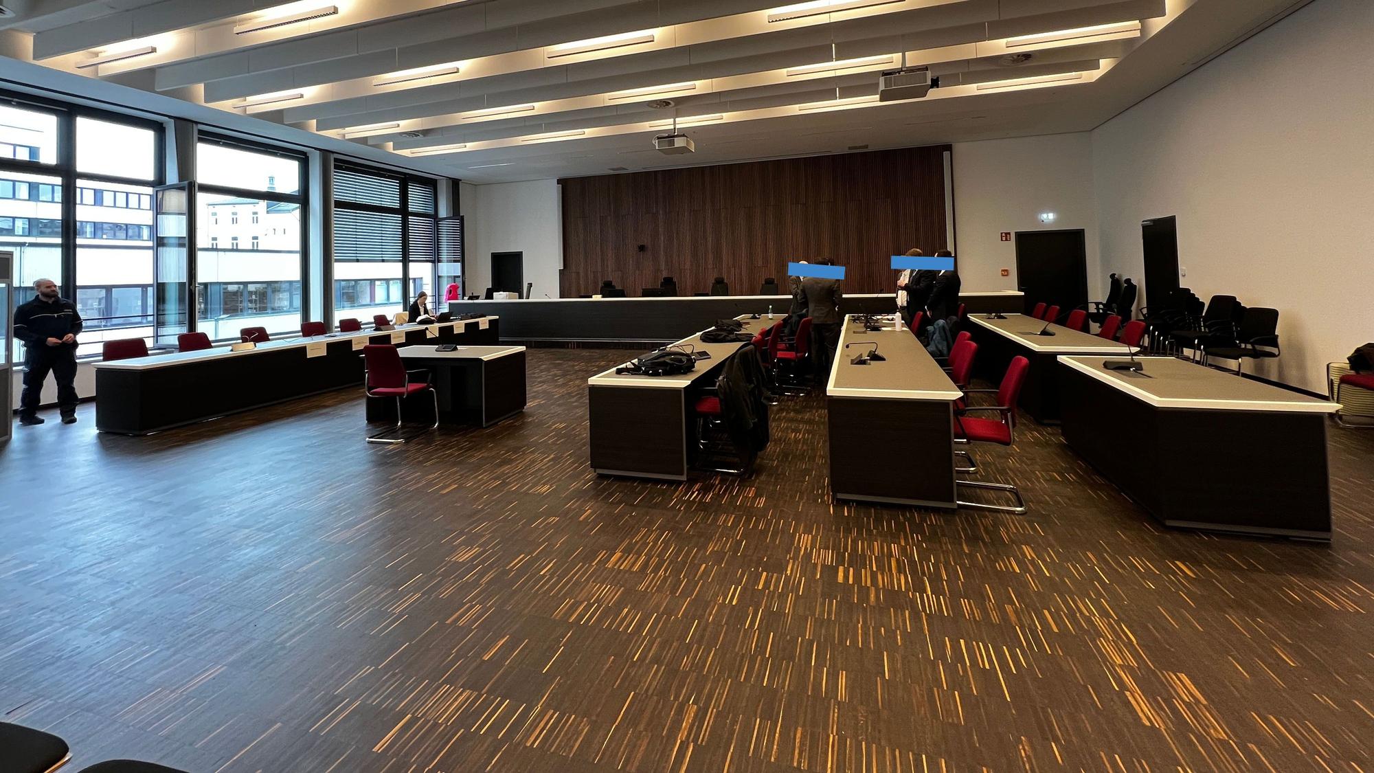 In dem mit 300 Quadratmeter ballsaalgroßen Verhandlungssaal P 1.1 im Prozessgebäude Siegburg findet die Verhandlung gegen drei Cum-ex-Angeklagte der Hamburger Warburg-Bank statt. (Archivfoto)