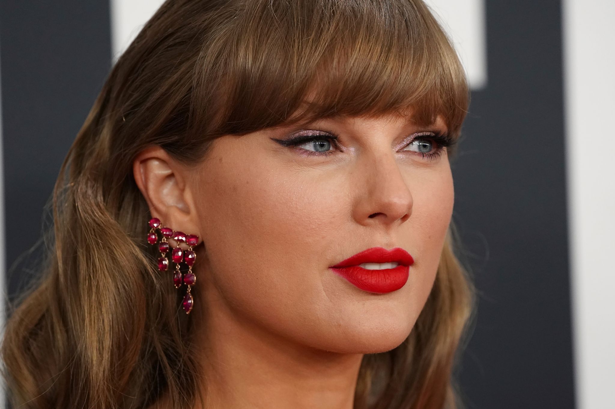 Taylor Swift posiert.