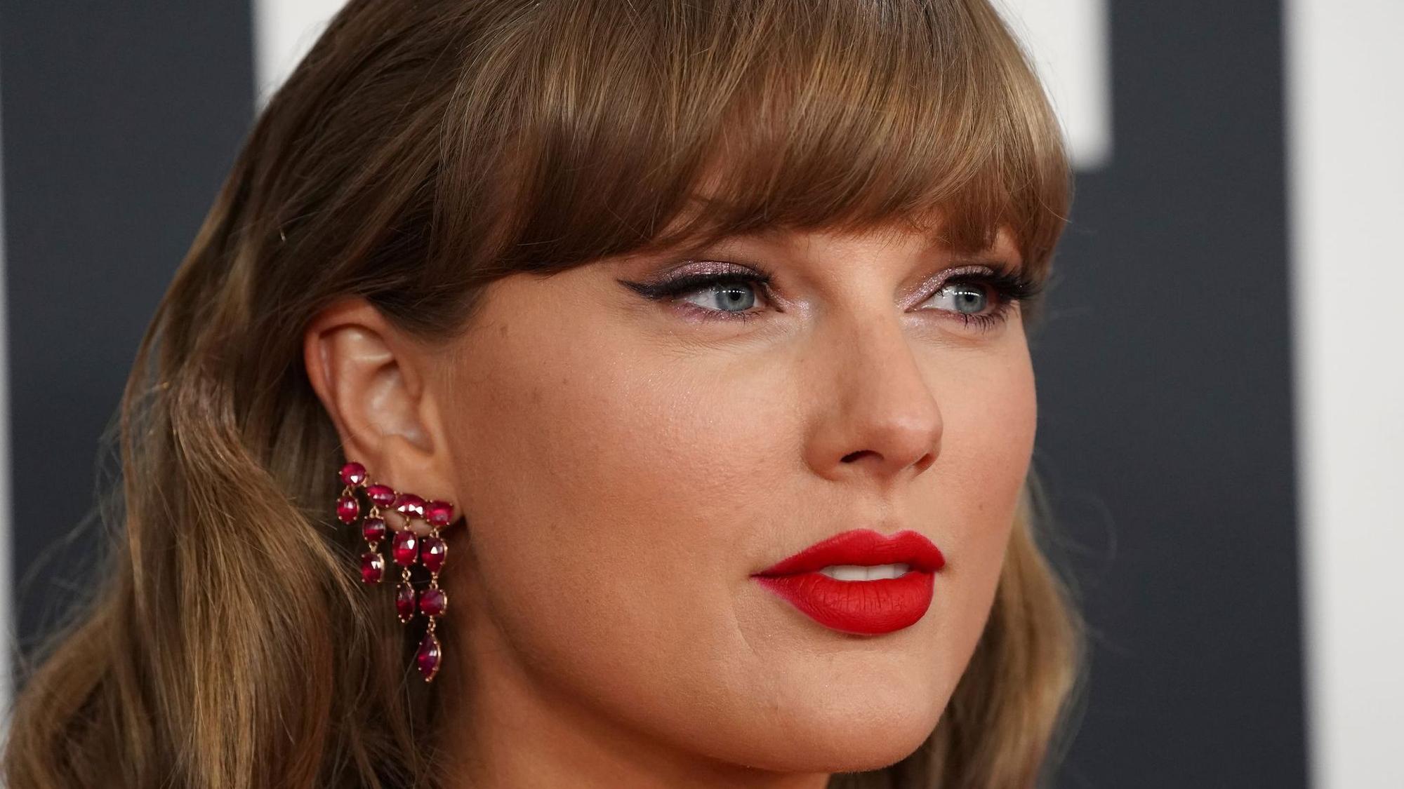 Taylor Swift posiert.
