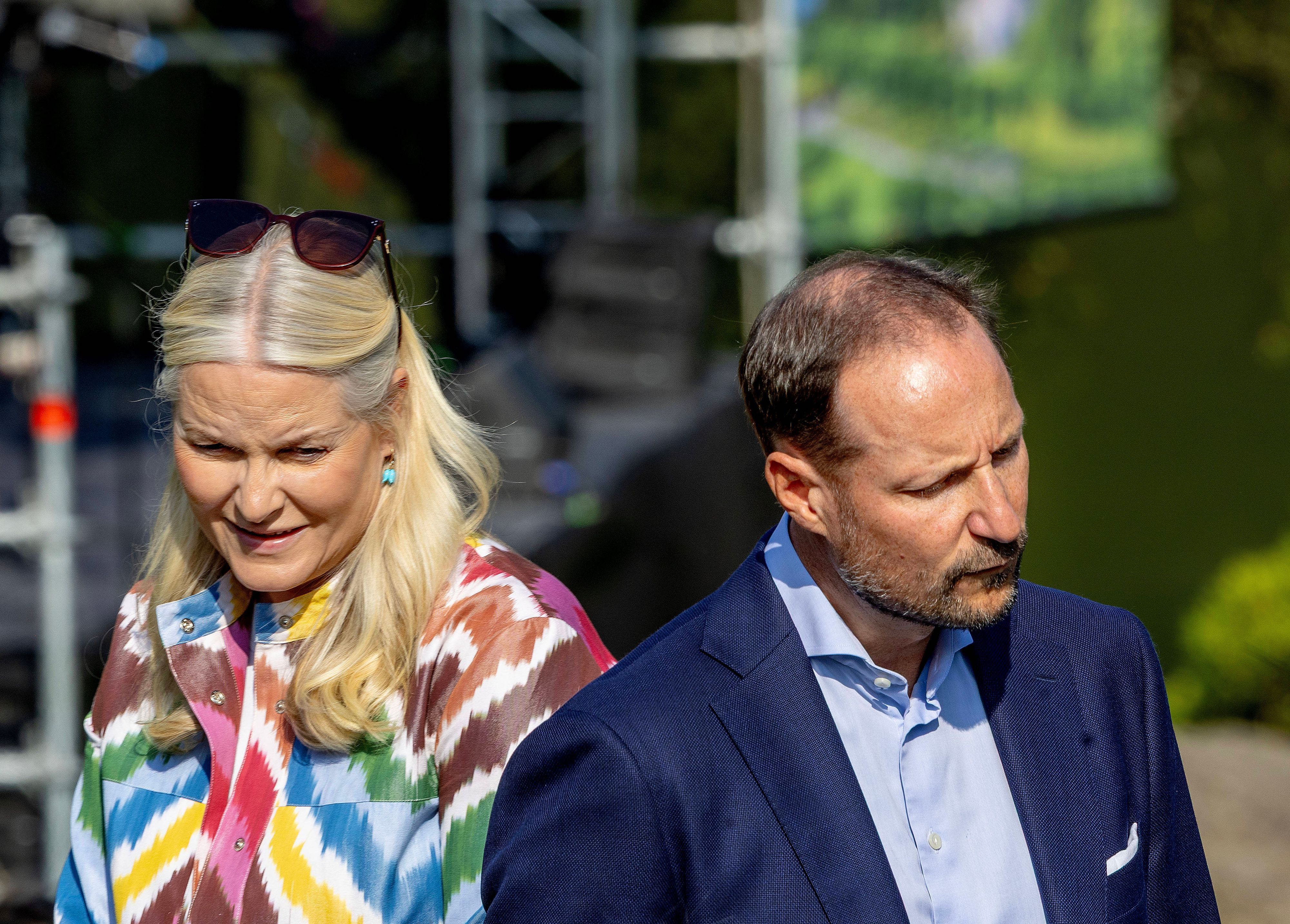 Kronprinzessin Mette-Marit und Kronprinz Haakon stehen nebeneinander.