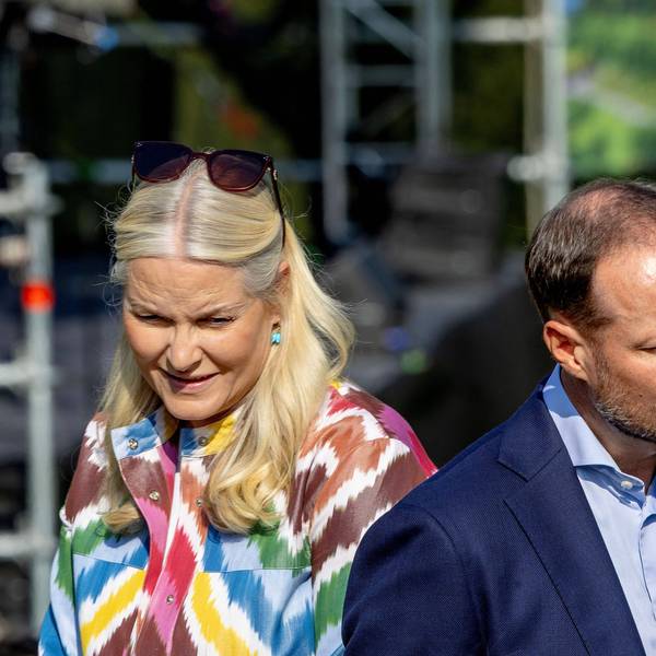 Kronprinzessin Mette-Marit und Kronprinz Haakon stehen nebeneinander.