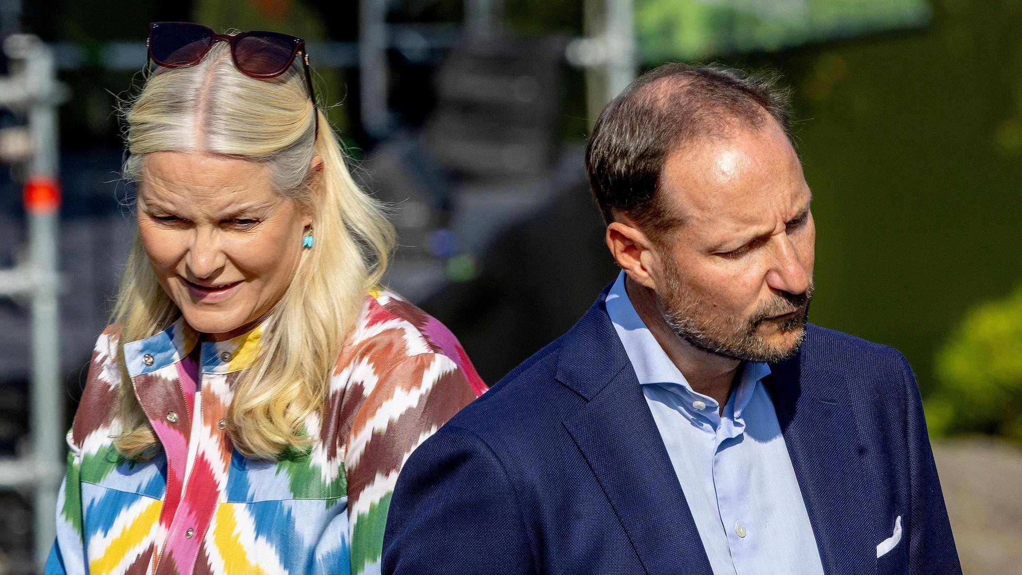 Kronprinzessin Mette-Marit und Kronprinz Haakon stehen nebeneinander.