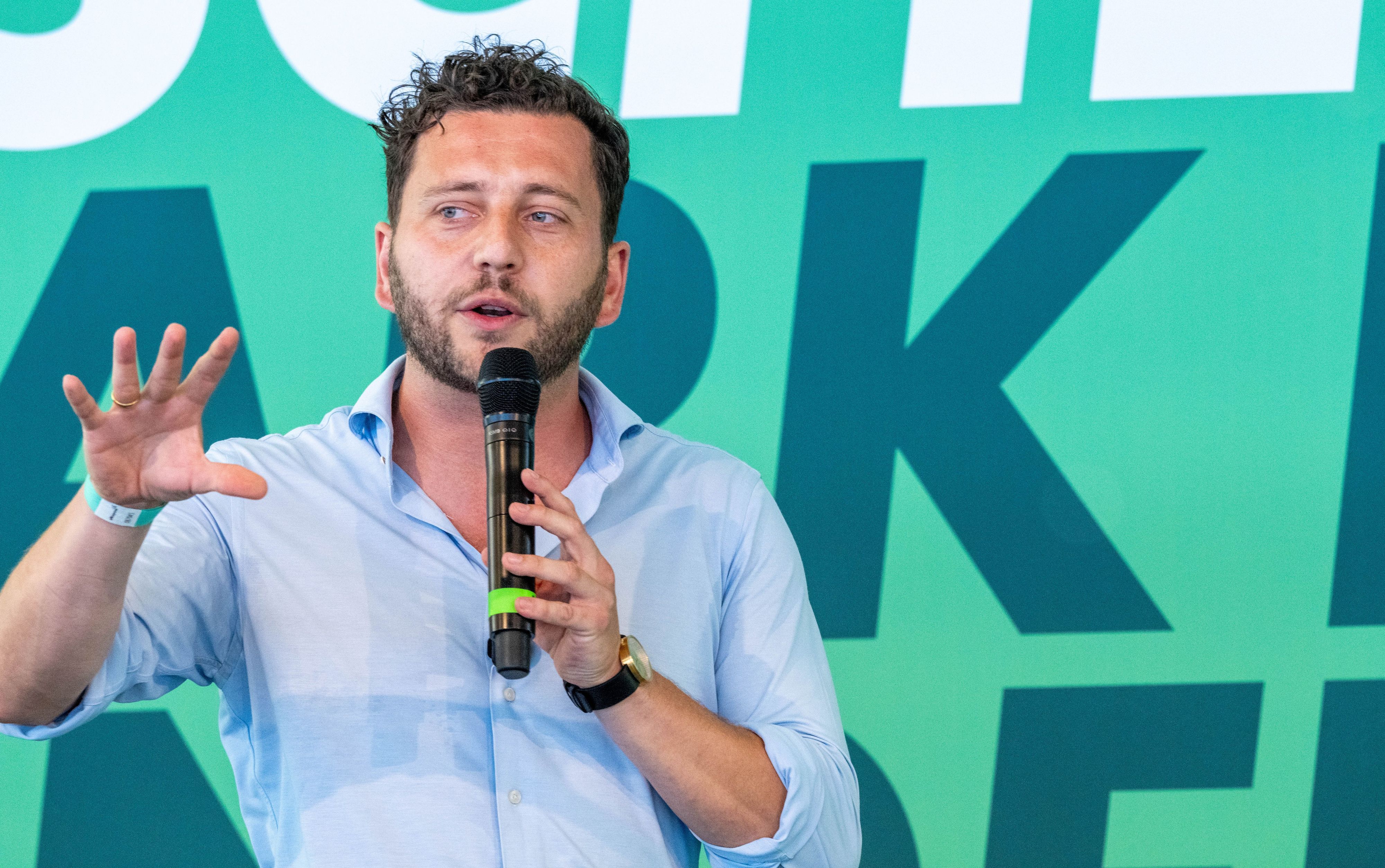Felix Banaszak (Bündnis 90/Die Grünen) spricht auf der Bühne auf dem Ostkongress Bündnis 90/Die Grünen im Glasbahnhof in Hafen von Sassnitz auf der Insel Rügen.
