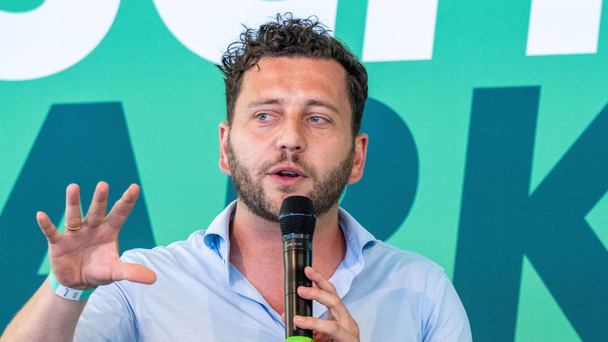 Felix Banaszak (Bündnis 90/Die Grünen) spricht auf der Bühne auf dem Ostkongress Bündnis 90/Die Grünen im Glasbahnhof in Hafen von Sassnitz auf der Insel Rügen.
