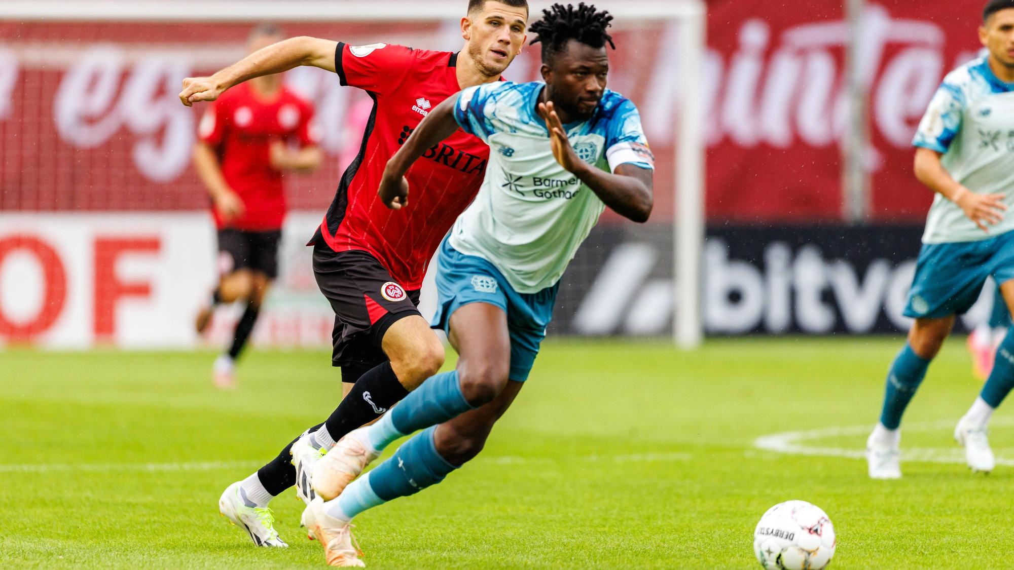 WIESBADEN, GERMANY - AUGUST 22: Edmond Tapsoba Bayer 04 Leverkusen, 12 is challenged by Moritz Flotho SV Wehen Wiesbaden, 28 during the first-round match between SV Wehen Wiesbaden vs. Bayer 04 Leverkusen at Brita Arena of the German Cup on August 22, 2026 in Wiesbaden, Germany. DFL REGULATIONS PROHIBIT ANY USE OF PHOTOGRAPHS AS IMAGE SEQUENCES AND/OR QUASI-VIDEO. Hessen Germany Copyright: xStephanxHahnex