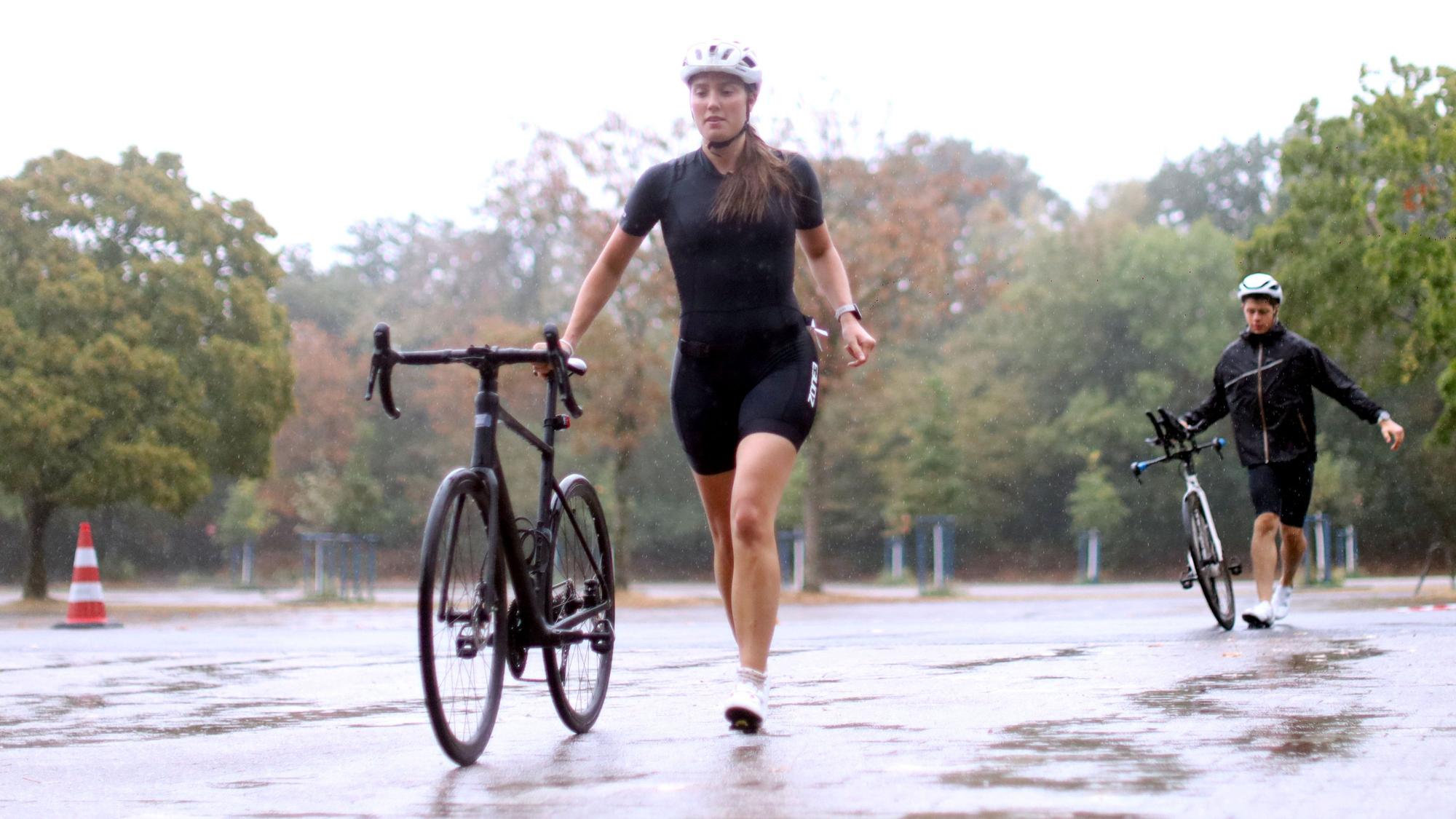 Auch in der Test-Wechselzone darf Anna Dunschen ihr Rennrad nur schieben.