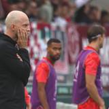 René Wagner blickt beim Spiel des 1. FC Köln auf das Spielfeld.
