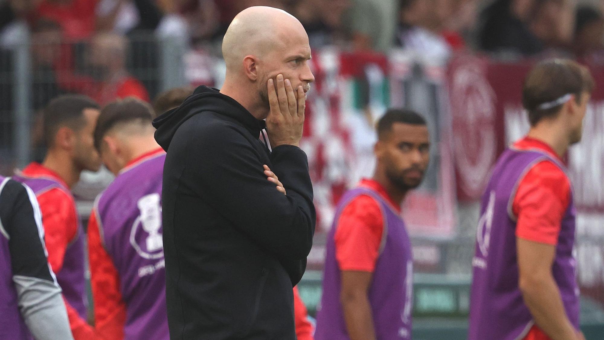René Wagner blickt beim Spiel des 1. FC Köln auf das Spielfeld.