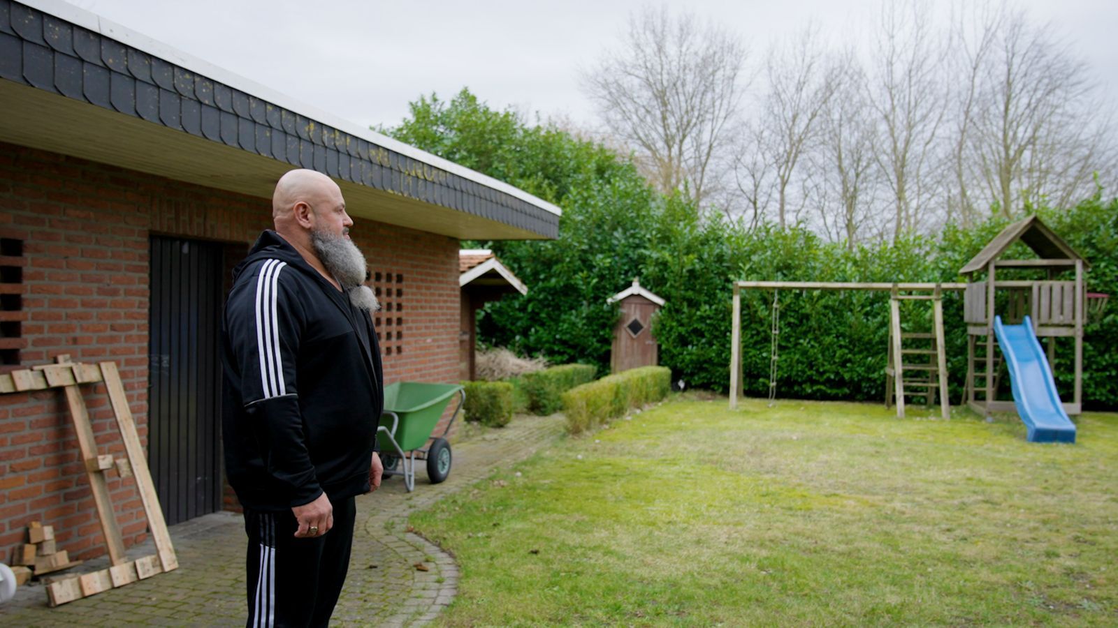 Nach seiner Haft kehrt Berkman in ein leeres Haus zurück. Vor seiner Haft habe er hier mit seiner Frau und seinen Kindern gelebt. (Bild: ZDF/Manfred Karremann)