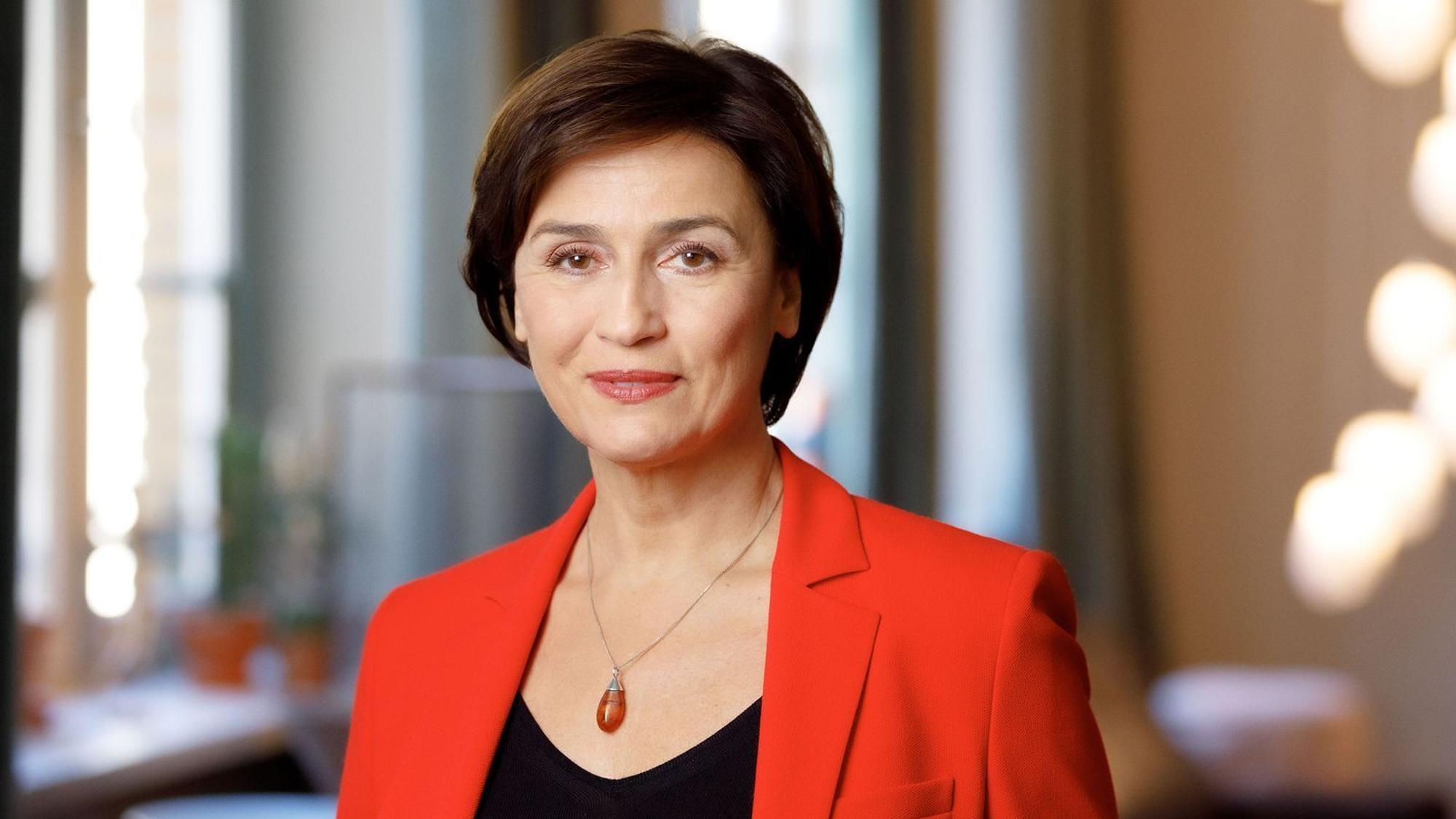 Sandra Maischerberger kennen die meisten als Gastgeberin der nach ihr benannten ARD-Talkshow. (Bild: WDR/Peter Rigaud)