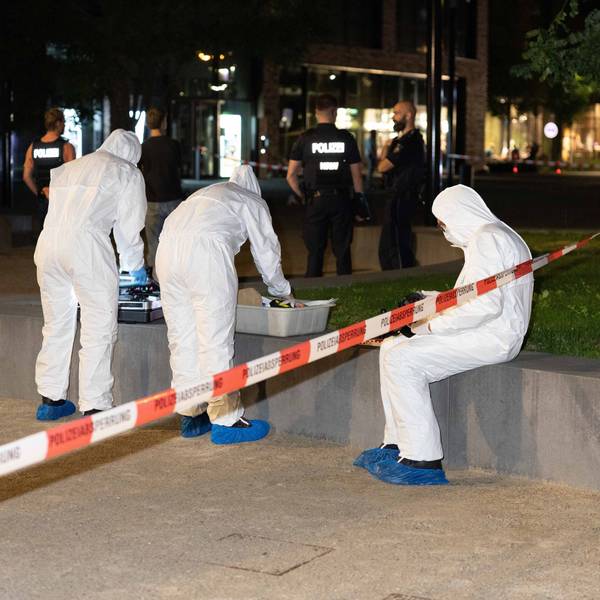 Einsatzkräfte der Polizei untersuchen nach dem Schuss auf einen 41-Jährigen den Tatort in Köln-Mülheim.