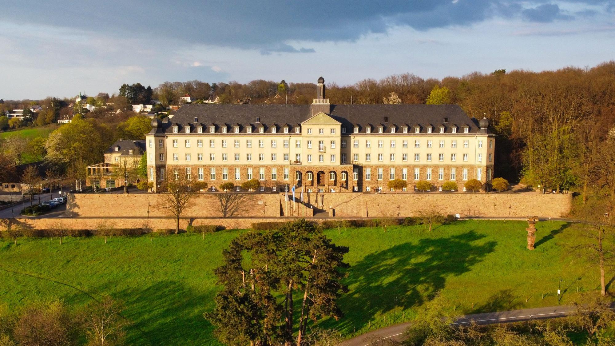 Das Kardinal Schulte Haus steht in einem Wald in Bergisch Gladbach.