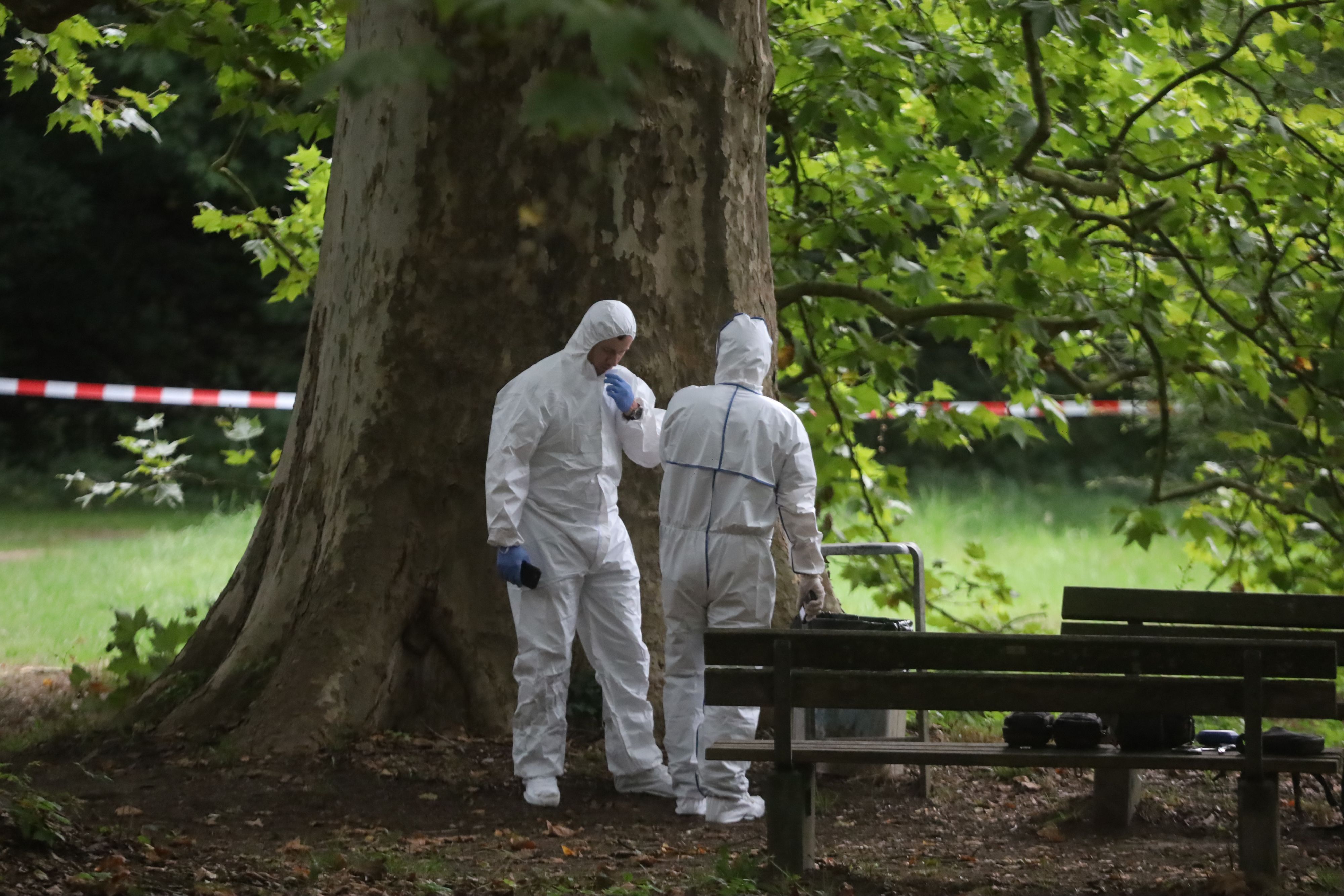 Einsatzkräfte bei der Spurensicherung in Leverkusen-Schlebusch