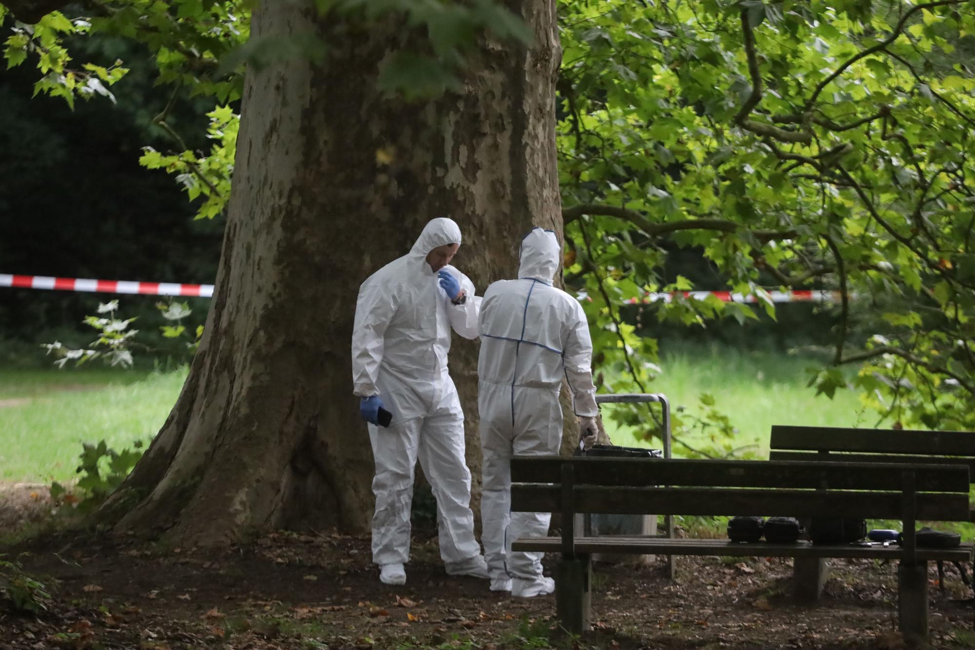 Einsatzkräfte bei der Spurensicherung in Leverkusen-Schlebusch