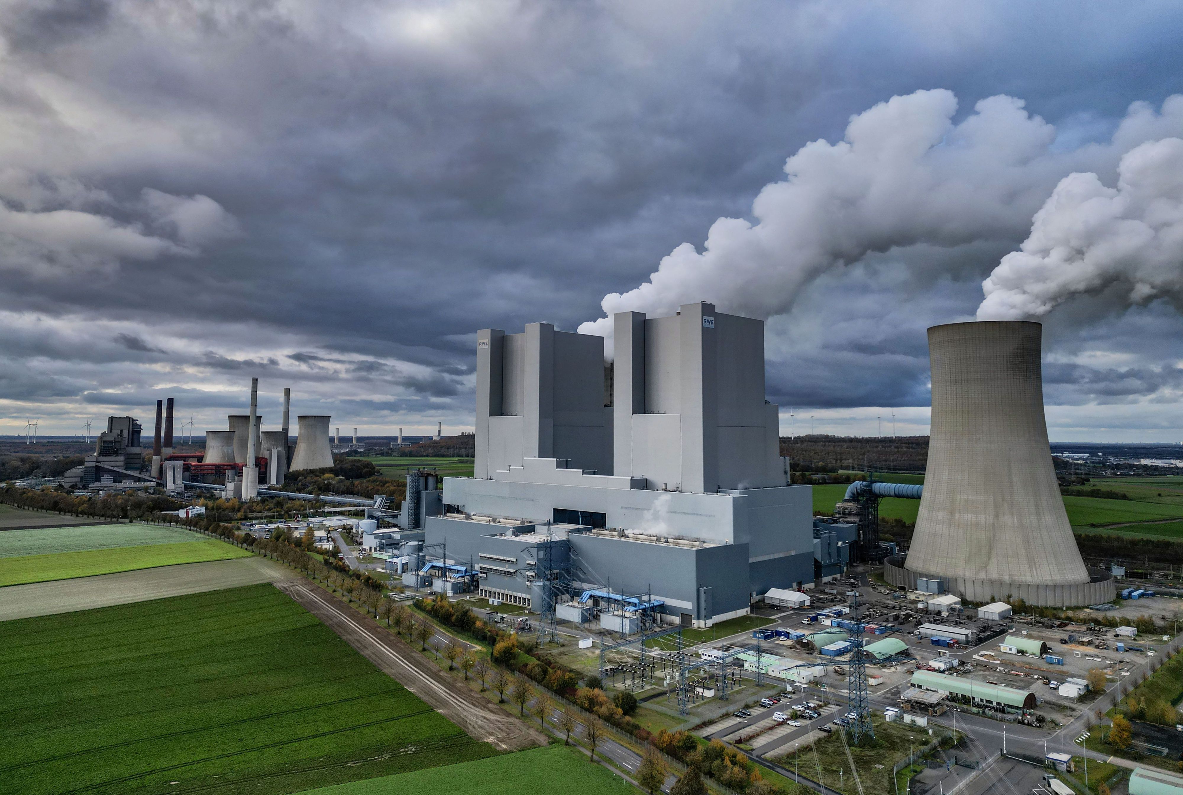 Wasserdampf steigt aus den Kühltürmen des RWE-Braunkohlekraftwerks Neurath.