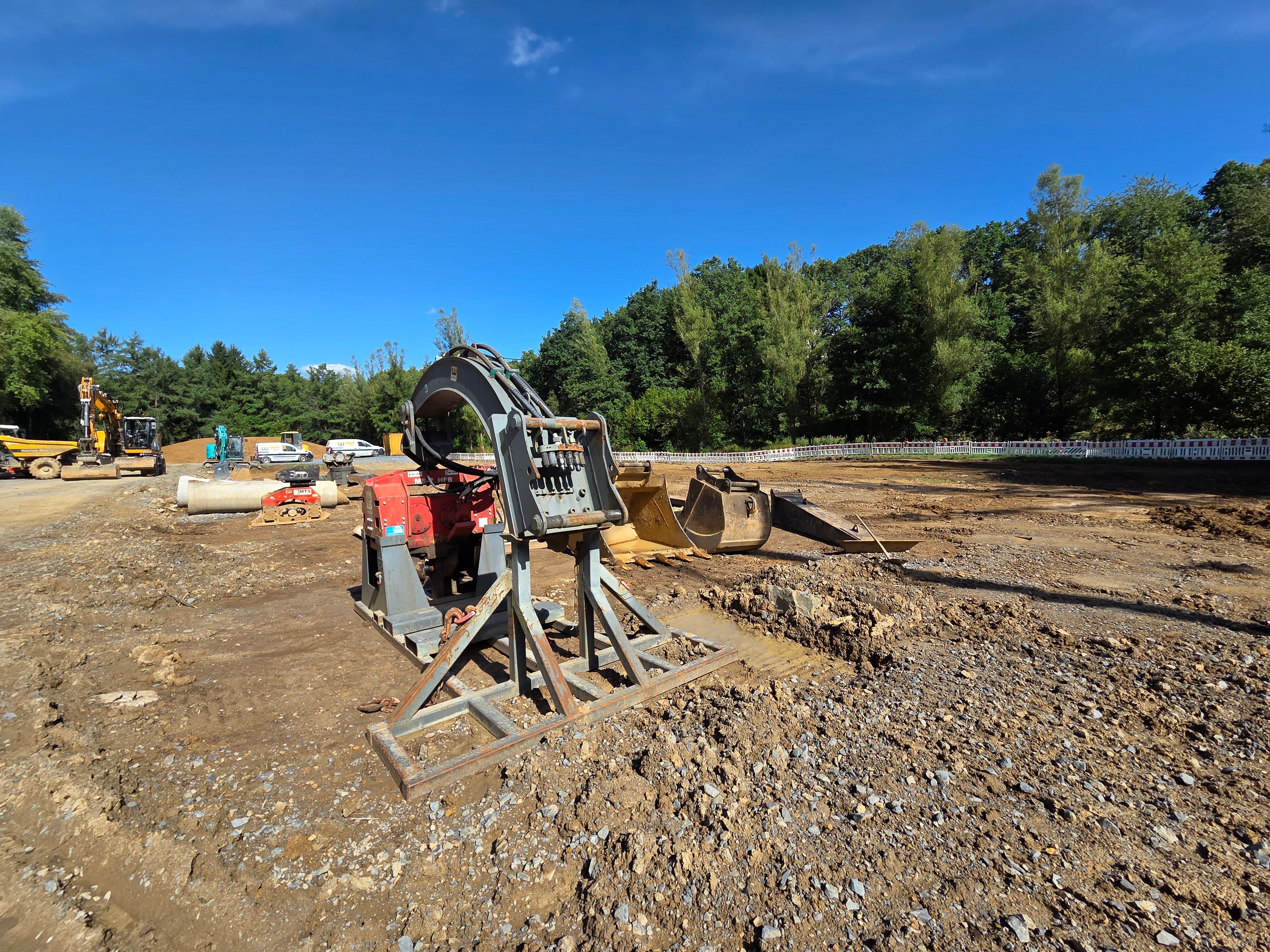 Auf einem Grundstück mit einer Größe von 10.760 Quadratmetern entsteht in Waldbröl eine Retentionsbodenfilteranlage. Für den Bau der beiden Becken wird dort zurzeit das Erdreich abgetragen.