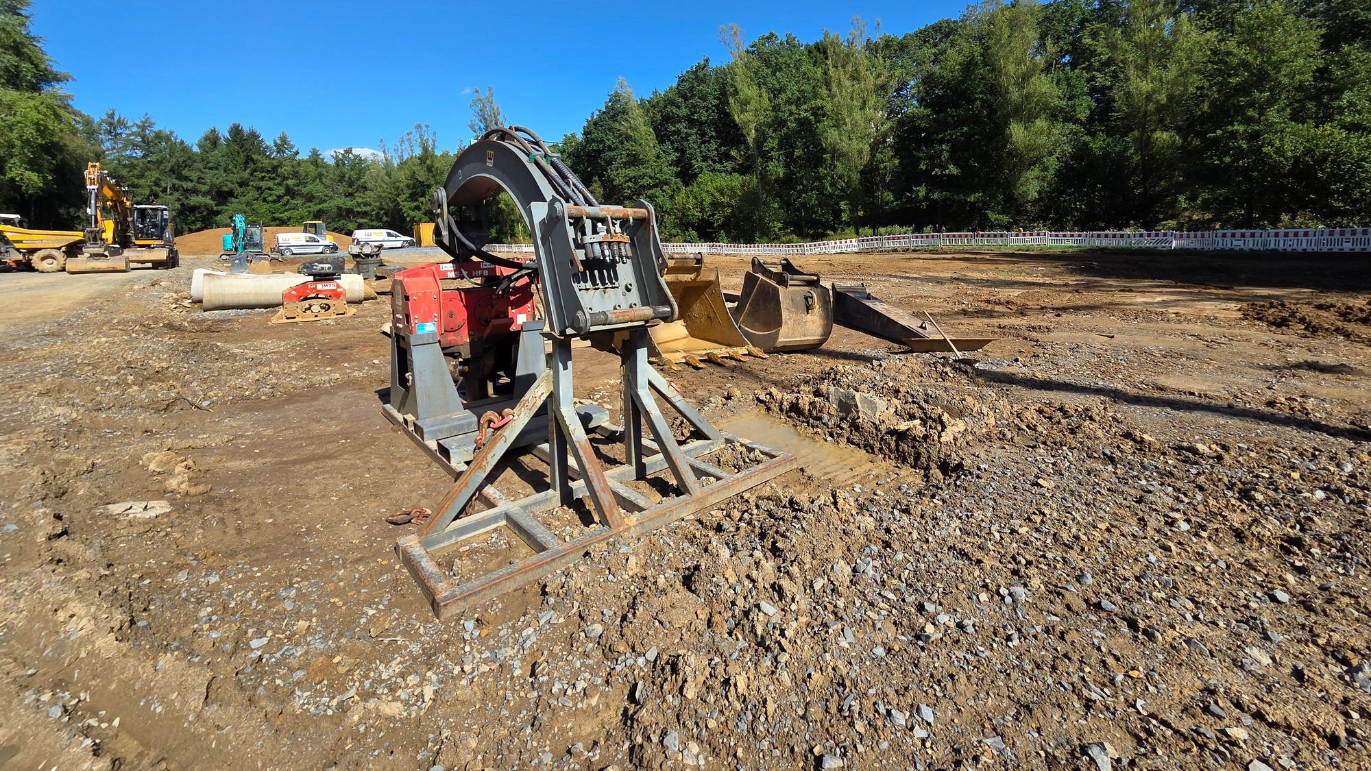 Auf einem Grundstück mit einer Größe von 10.760 Quadratmetern entsteht in Waldbröl eine Retentionsbodenfilteranlage. Für den Bau der beiden Becken wird dort zurzeit das Erdreich abgetragen.