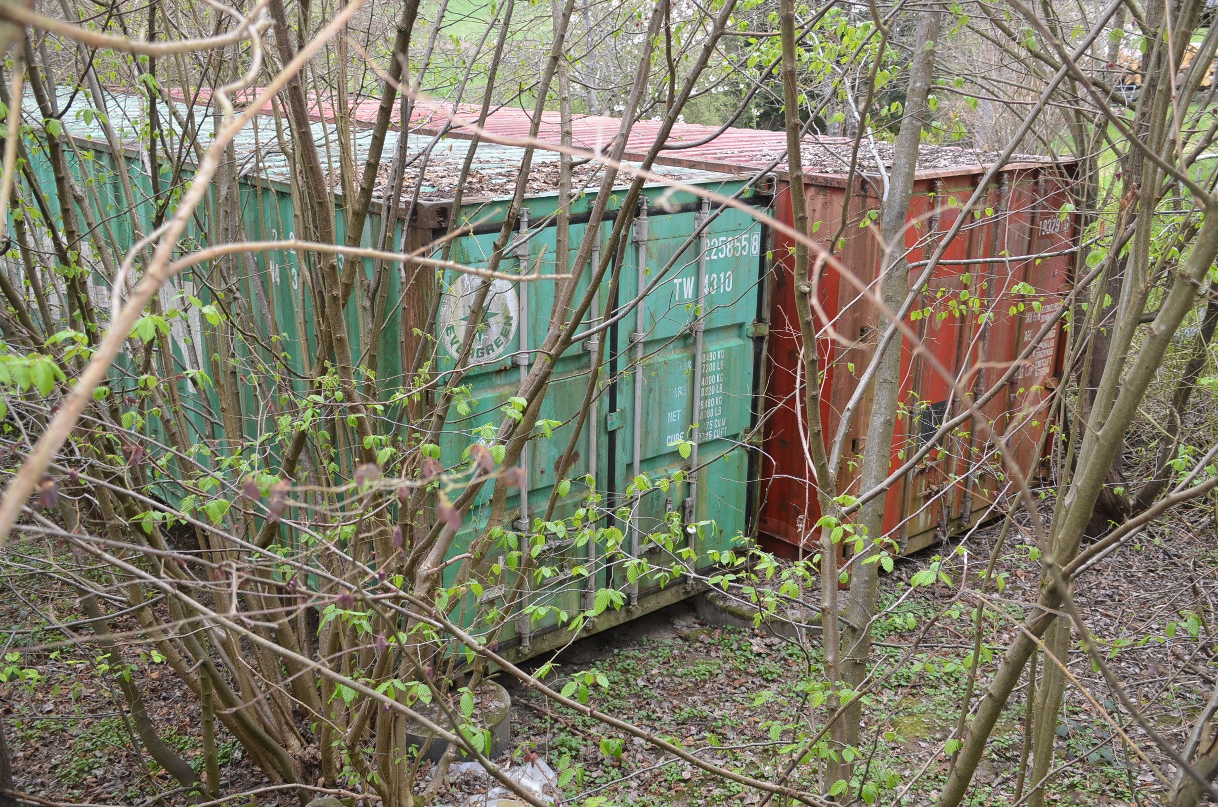 Im Garten des Hauses von Anett Carolin Kaiser stehen mehrere Überseecontainer, die inzwischen von der Gemeinde Morsbach gesichert worden sind.